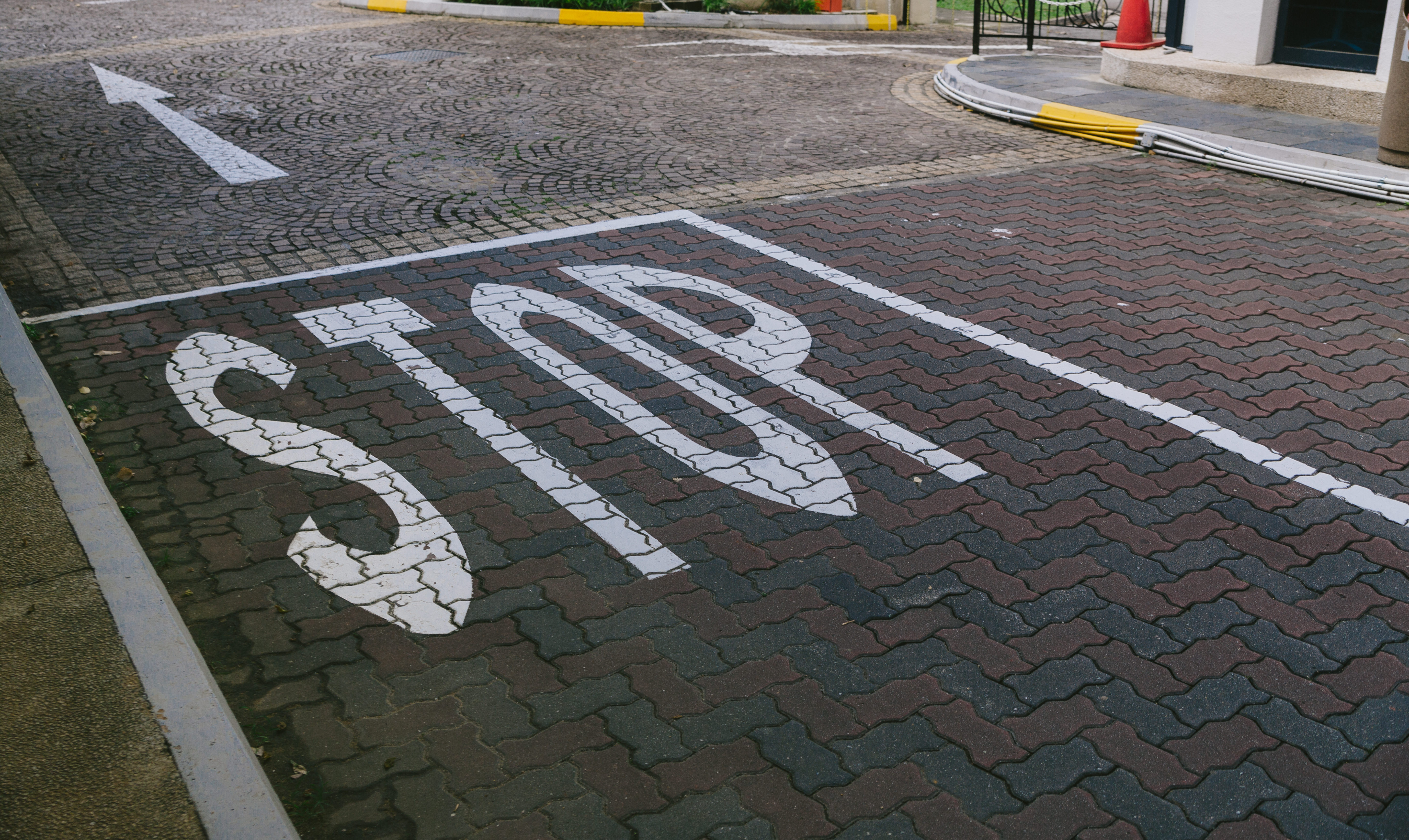 Stopの道路表示の写真を無料ダウンロード フリー素材 ぱくたそ Stopの道路表示の写真を無料ダウンロード フリー素材 ぱくたそ