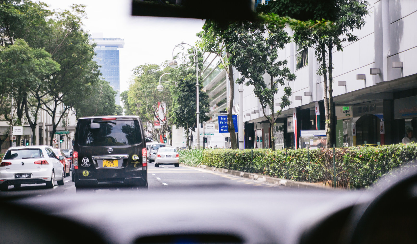 「車でシンガポールを移動中」の写真