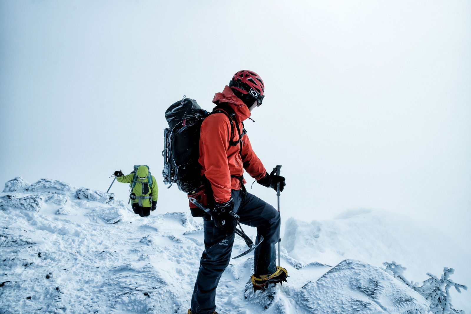 雪山で下山路を見つめる登山者の男性の写真 画像 フリー素材 ぱくたそ