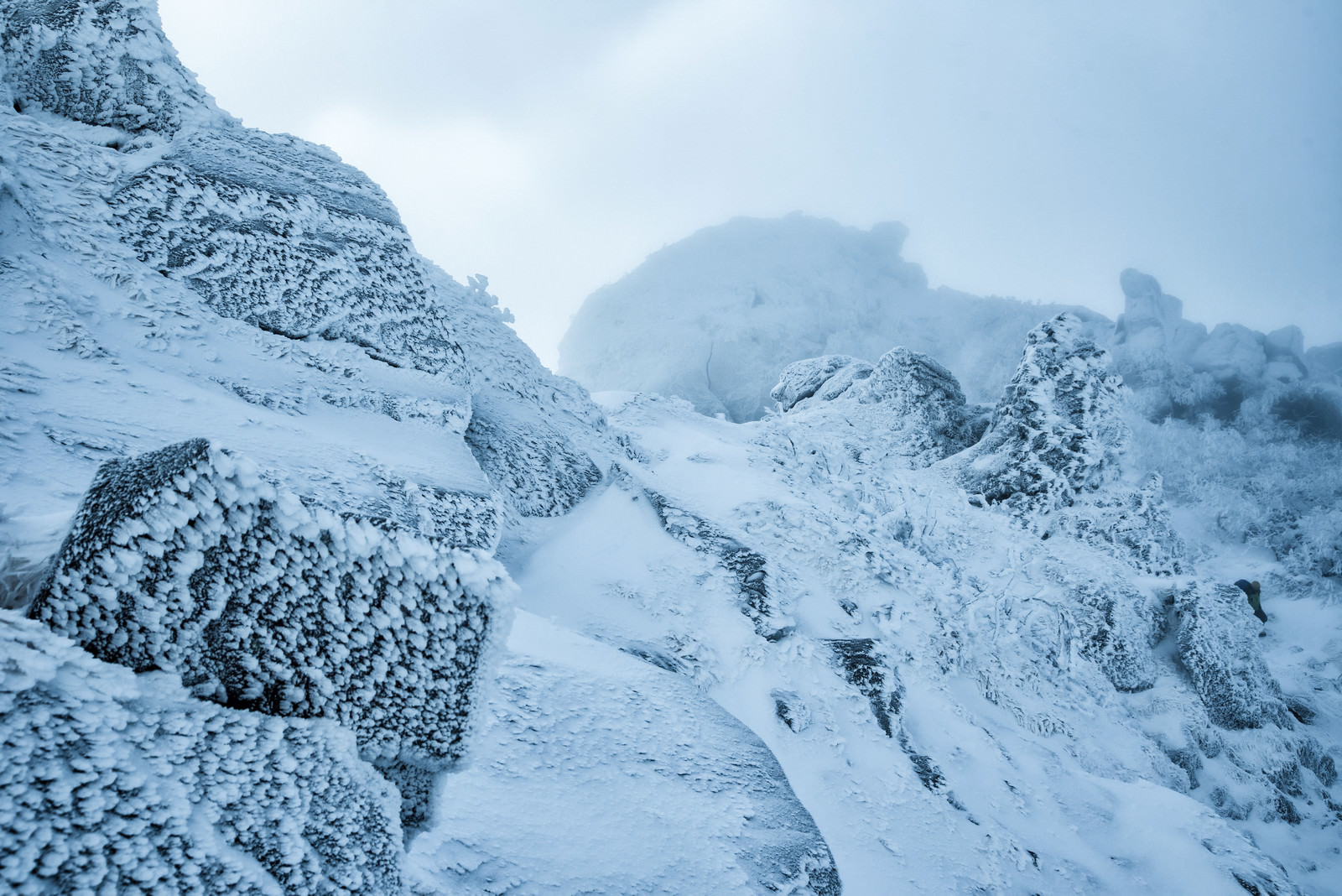 立ち込めるガスで視界不良の雪山の写真を無料ダウンロード フリー素材 ぱくたそ 立ち込めるガスで視界不良の雪山の写真を無料ダウンロード フリー素材 ぱくたそ