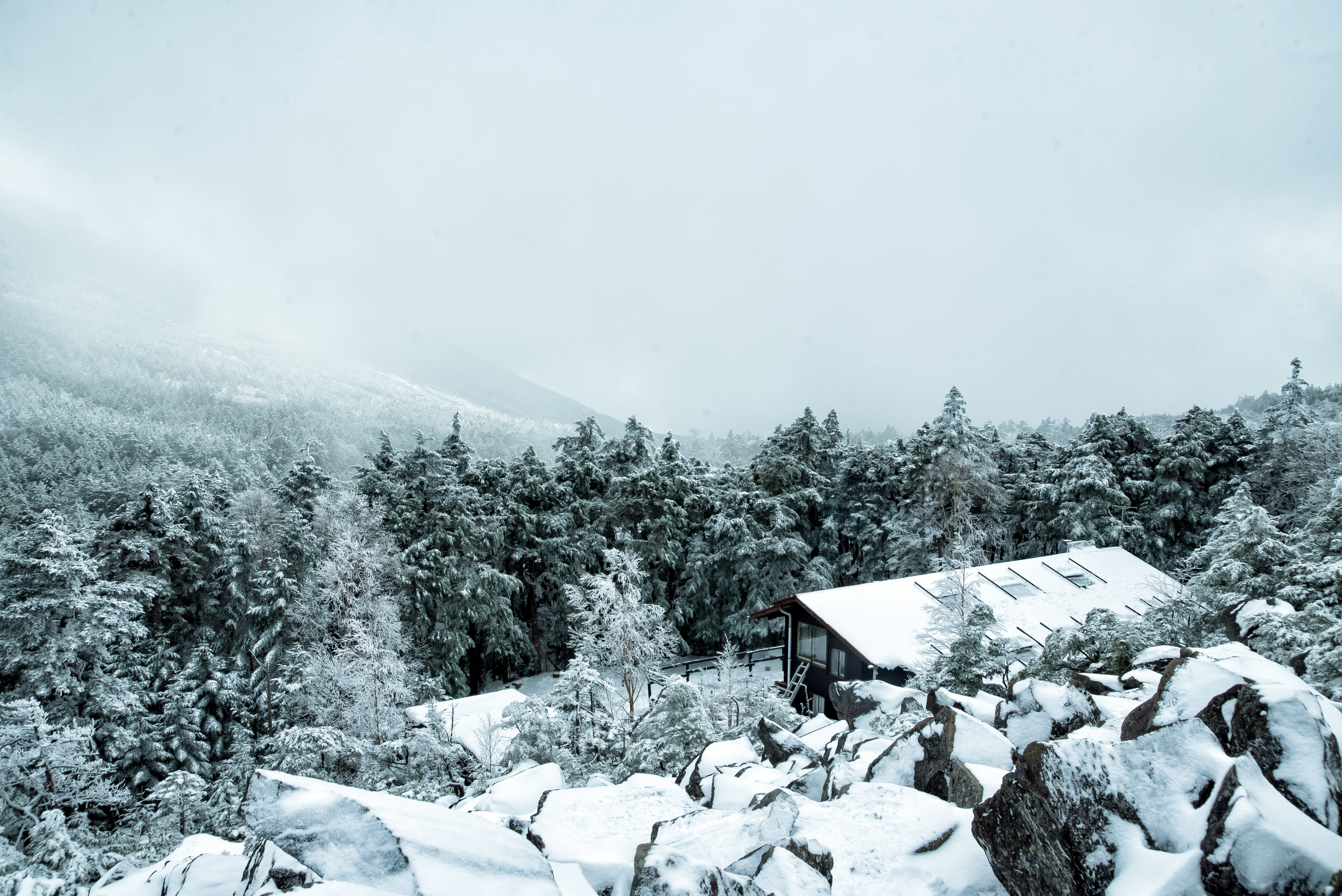 視界不良の雪山と雪に覆われた高見石小屋の写真素材 ぱくたそ 視界不良の雪山と雪に覆われた高見石小屋の写真素材 ぱくたそ