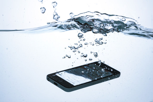 スマホをお風呂で使うには 防水ケースやラップで感電は防げる スマホをお風呂で使うには 防水ケースやラップで感電は防げる