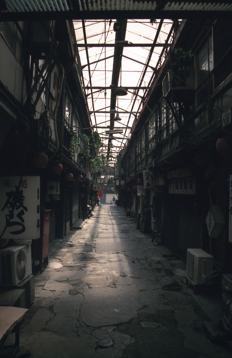 裏路地に射し込むアーケードの光の無料の写真素材 フリー素材 をダウンロード ぱくたそ