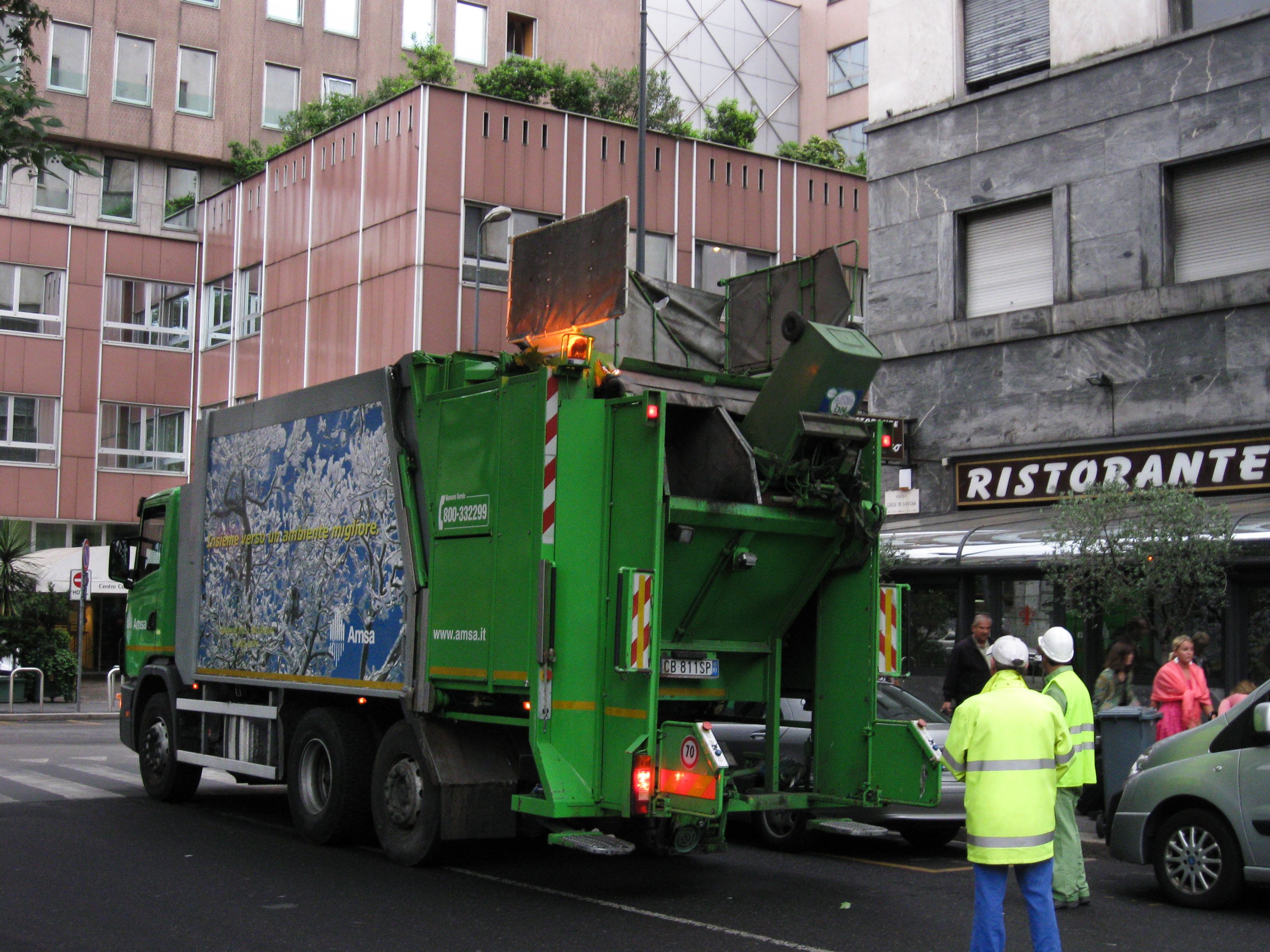 ミラノのゴミ収集車と街並み イタリア の写真を無料ダウンロード フリー素材 ぱくたそ