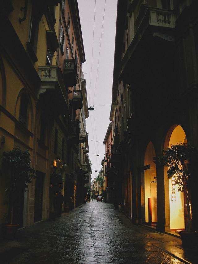 「ショップの明かりで灯されるミラノのブランド通り(イタリア)」のフリー写真素材