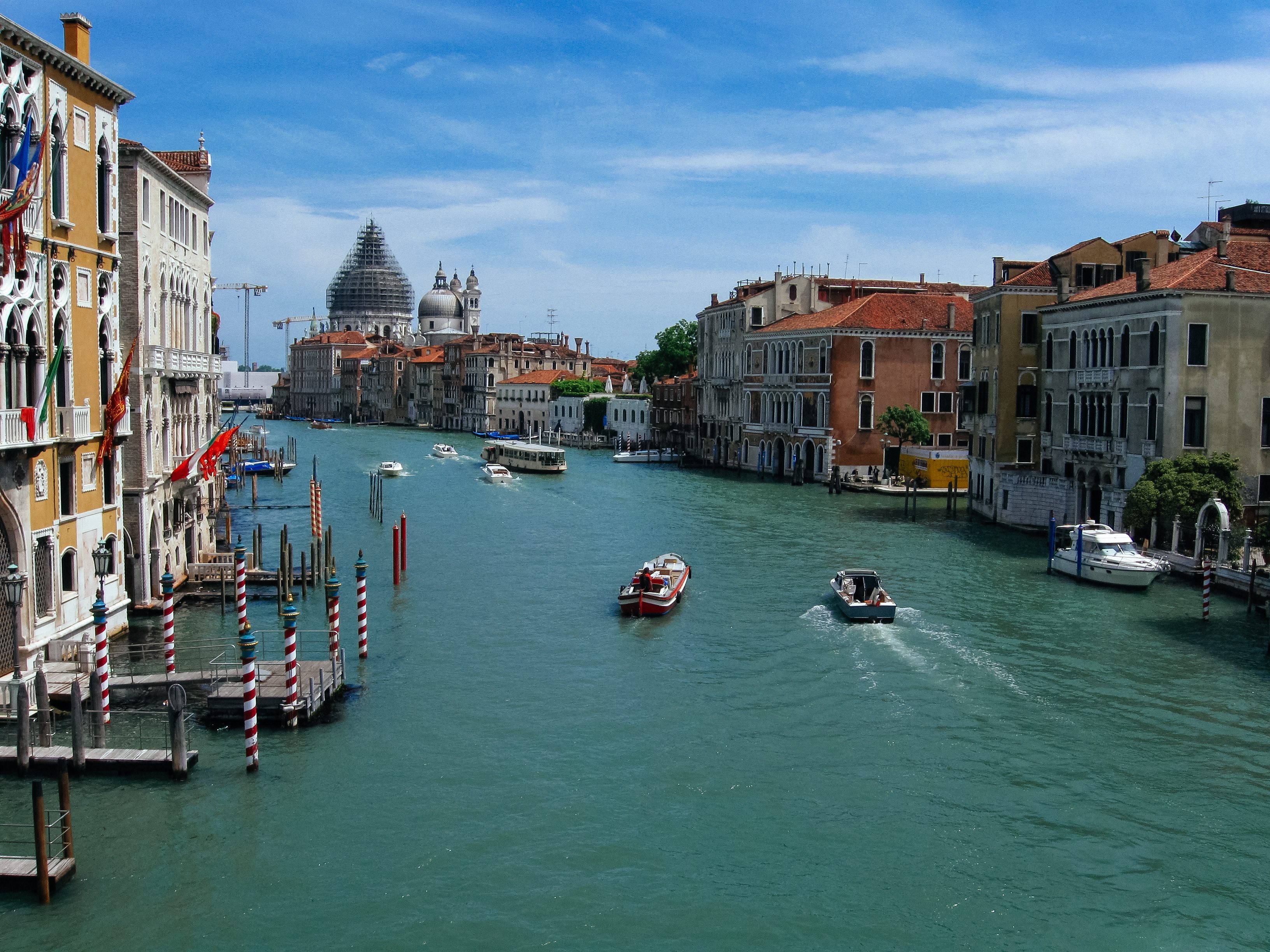 ヴェネツィアの水路を行き交うボートと街並み イタリア のフリー素材 ぱくたそ