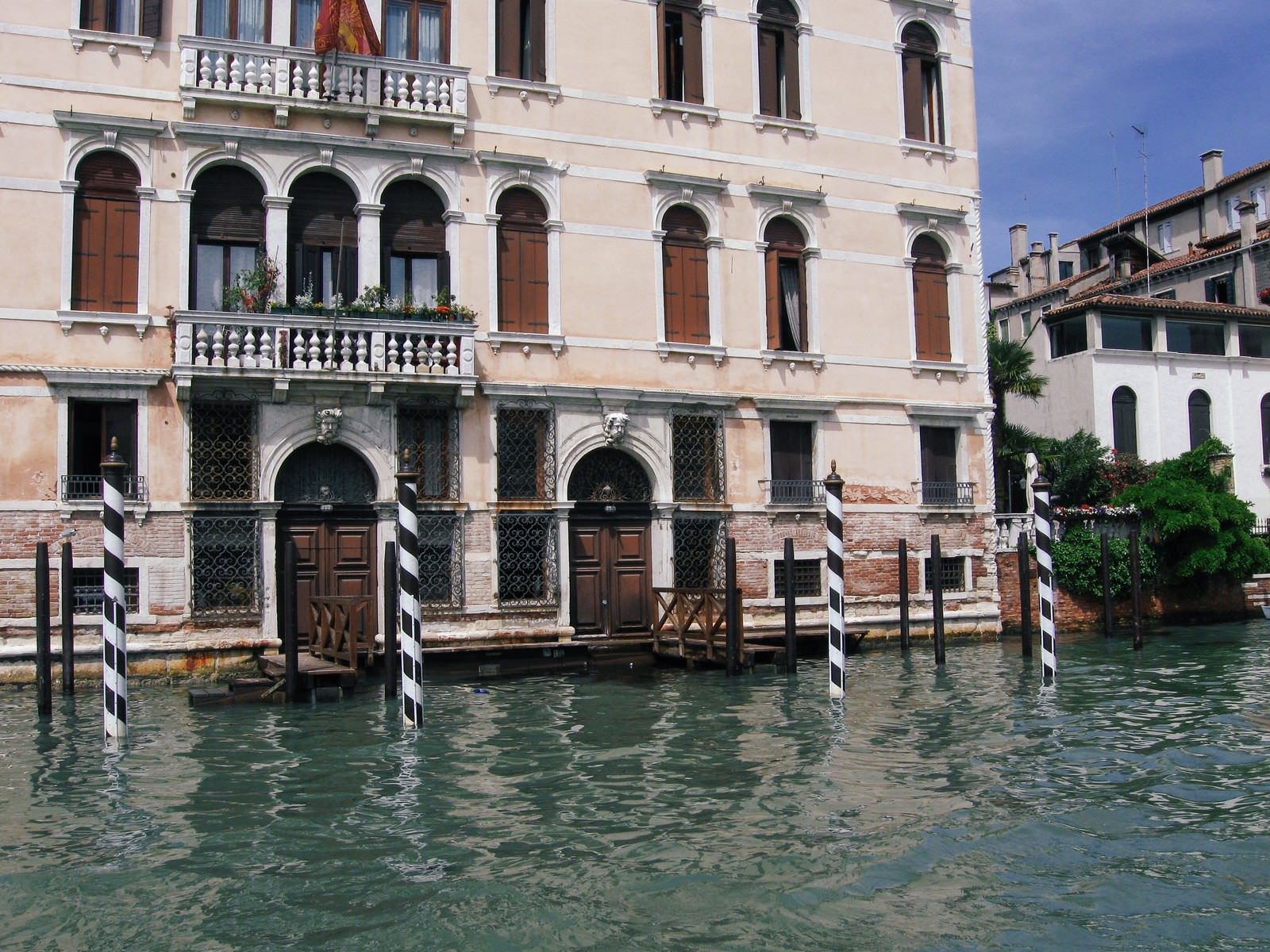 ヴェネツィアを流れる川沿いにある建物の扉と窓 イタリア の写真 画像 を無料ダウンロード フリー素材のぱくたそ