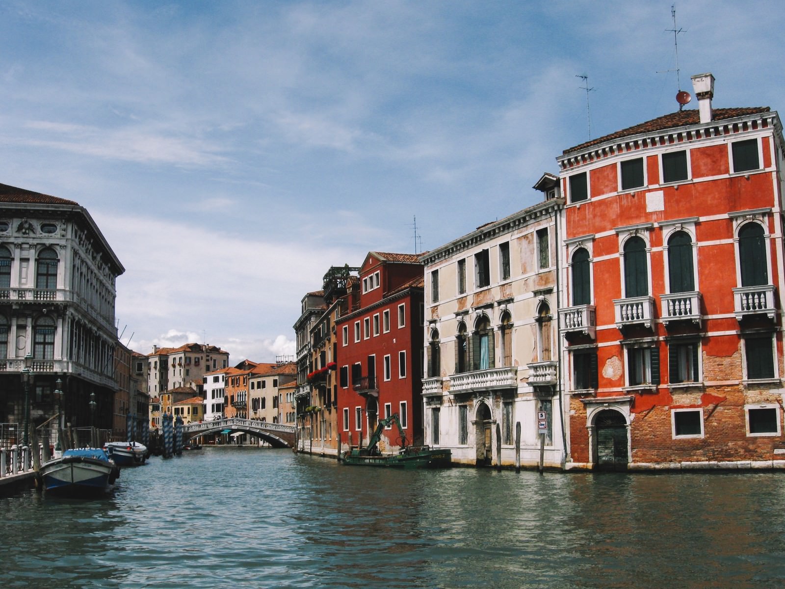 「ヴェネツィアにある川に浮かぶ小船と街並み（イタリア）」の写真