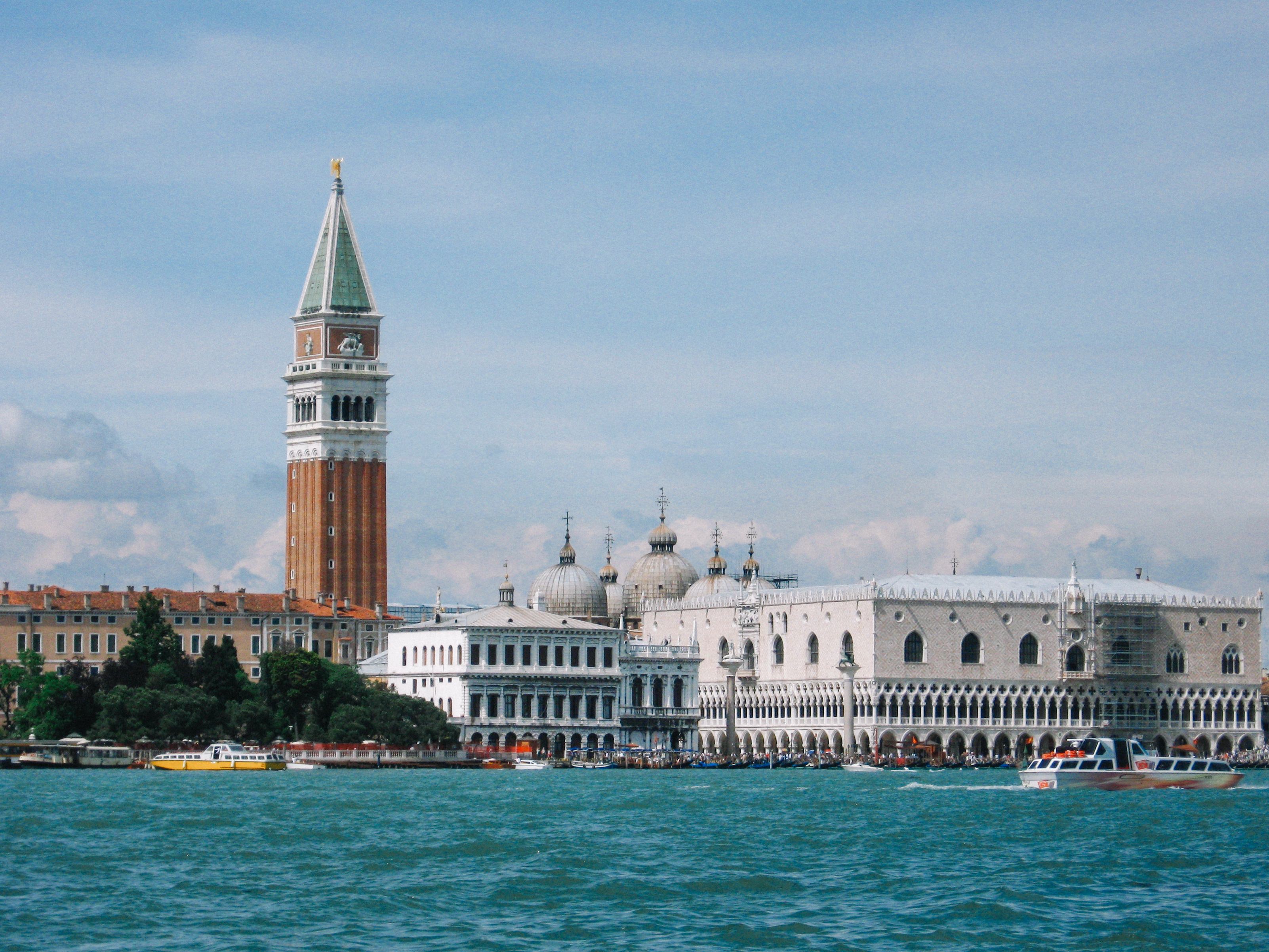 ヴェネツィアを流れる川の向こうにみえる大鐘楼とサン マルコ寺院の屋根 イタリア の写真素材 ぱくたそ