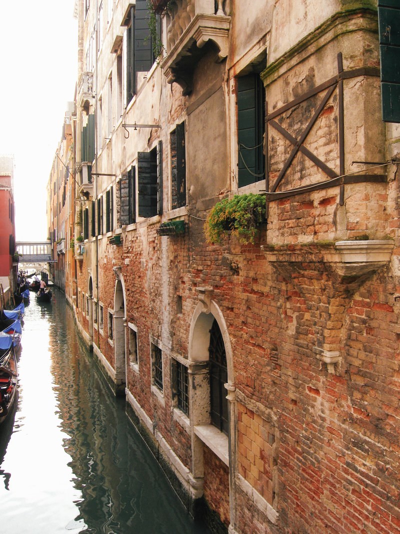 ヴェネツィアの水路に浮かぶゴンドラとレンガ造りの建物 イタリア の写真 画像 を無料ダウンロード フリー素材のぱくたそ
