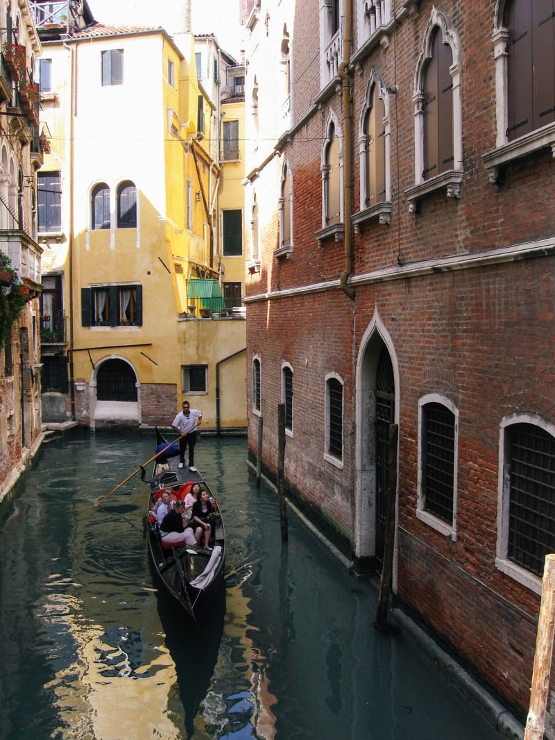 ヴェネツィアの水路をゴンドラで進む観光客 イタリア の写真 画像 を無料ダウンロード フリー素材のぱくたそ ヴェネツィアの水路をゴンドラで進む観光客 イタリア の写真 画像 を無料ダウンロード フリー素材のぱくたそ