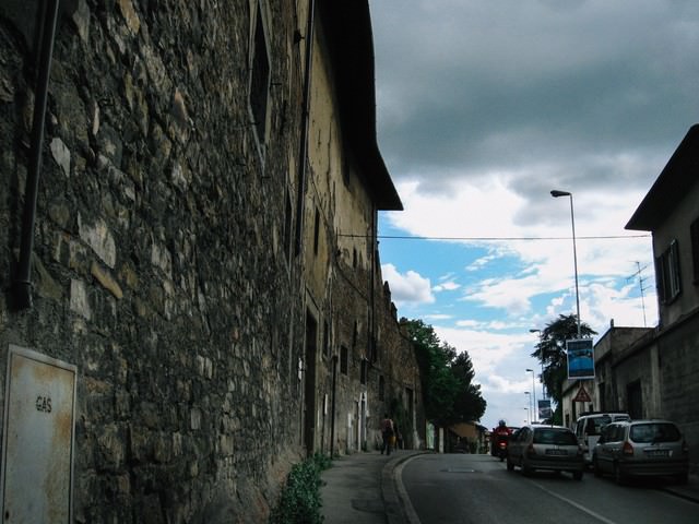 「フィレンツェの道路に並ぶレンガ造りの建物(イタリア)」のフリー写真素材