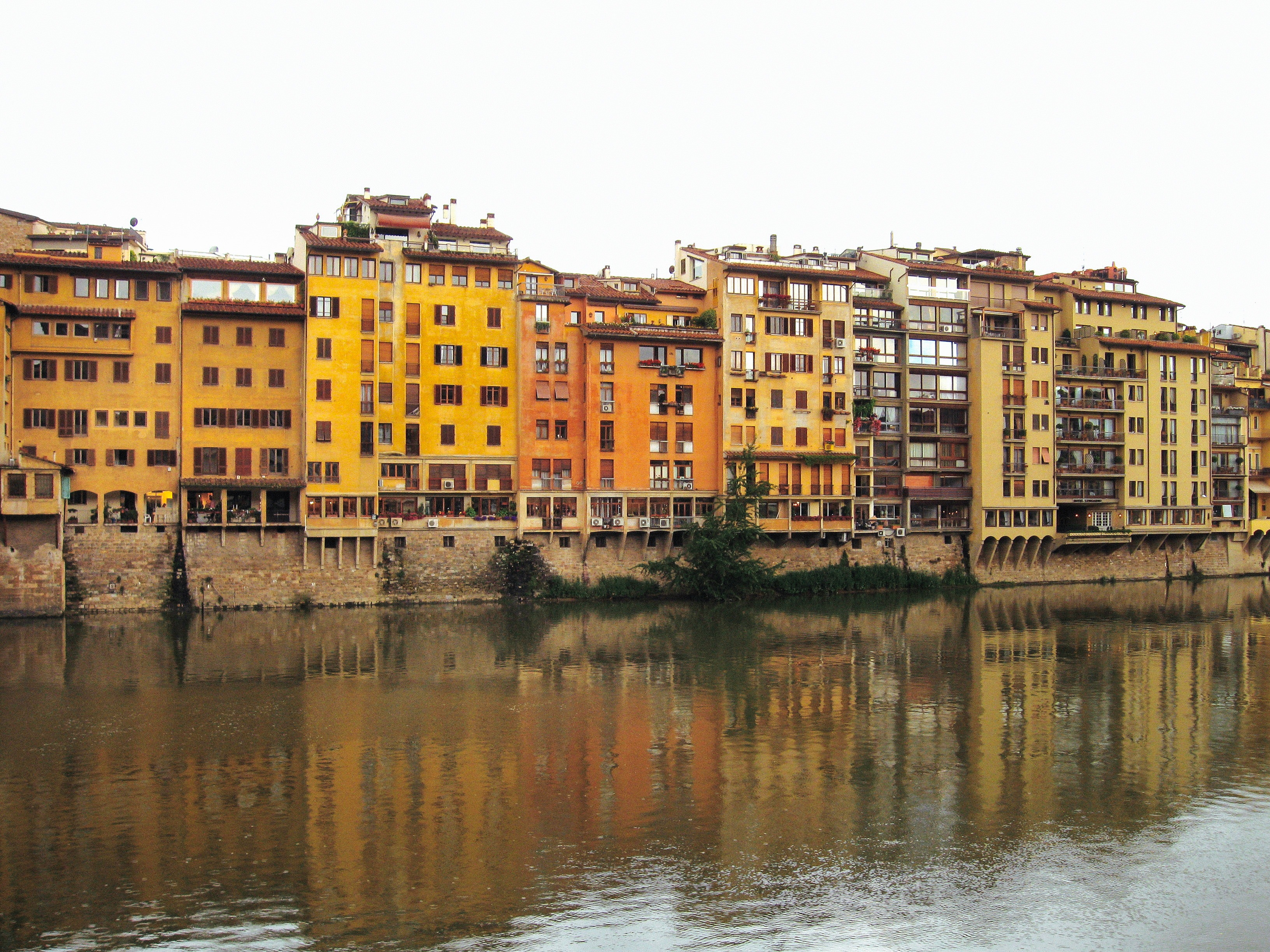 フィレンツェを流れる川に映りこむ建築物 イタリア の写真を無料ダウンロード フリー素材 ぱくたそ