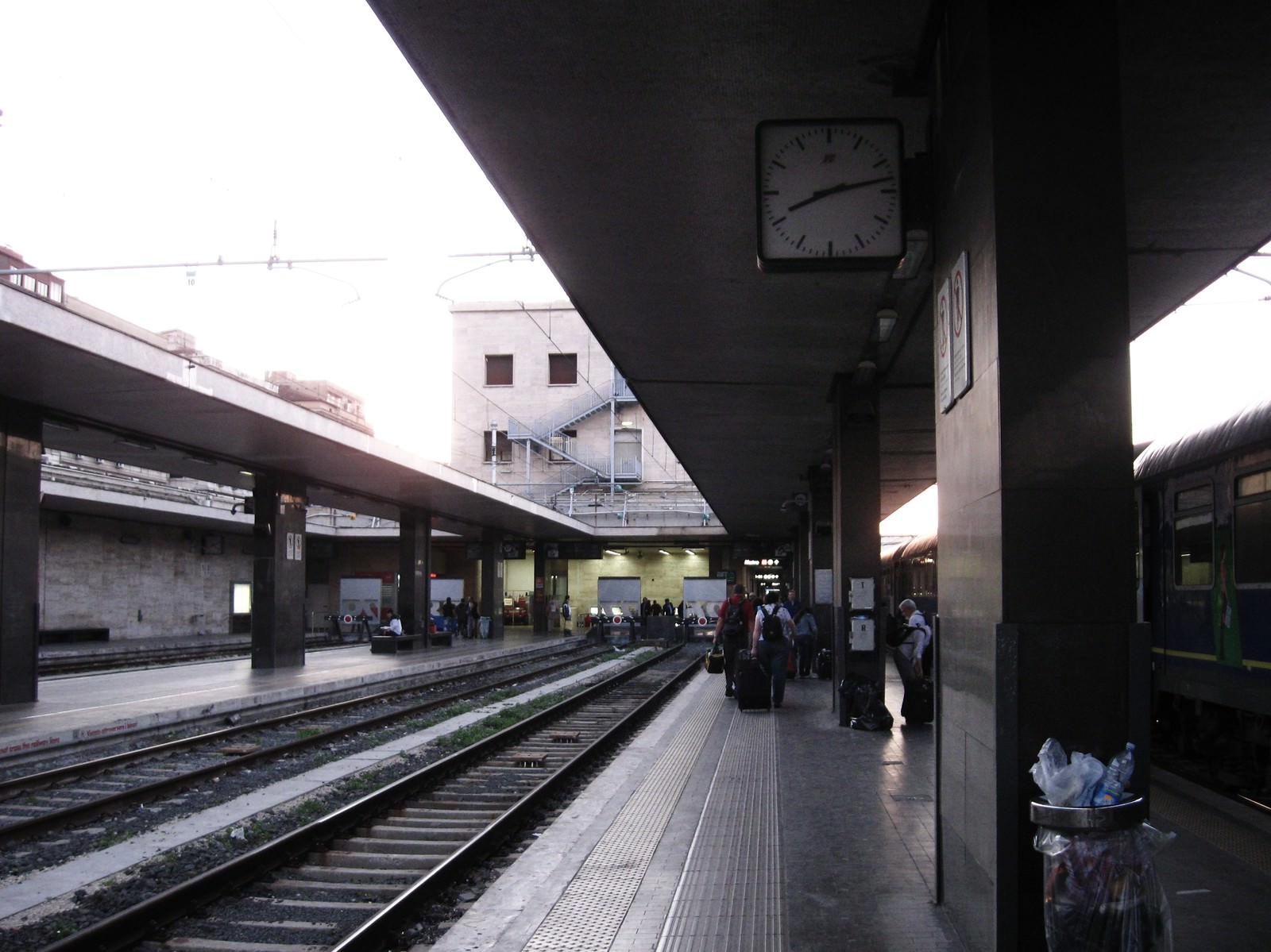 フィレンツェのサンタ マリア ノヴェッラ駅のホーム イタリア の写真を無料ダウンロード フリー素材 ぱくたそ