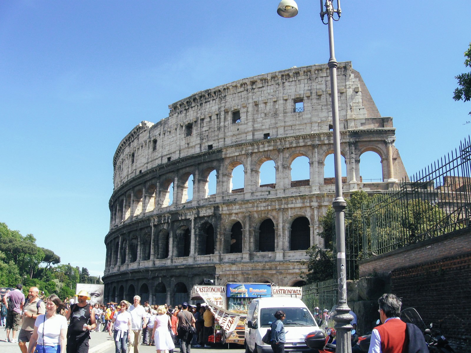 ローマのコロッセオと観光客 イタリア の写真 画像 を無料ダウンロード フリー素材のぱくたそ ローマのコロッセオと観光客 イタリア の写真 画像 を無料ダウンロード フリー素材のぱくたそ