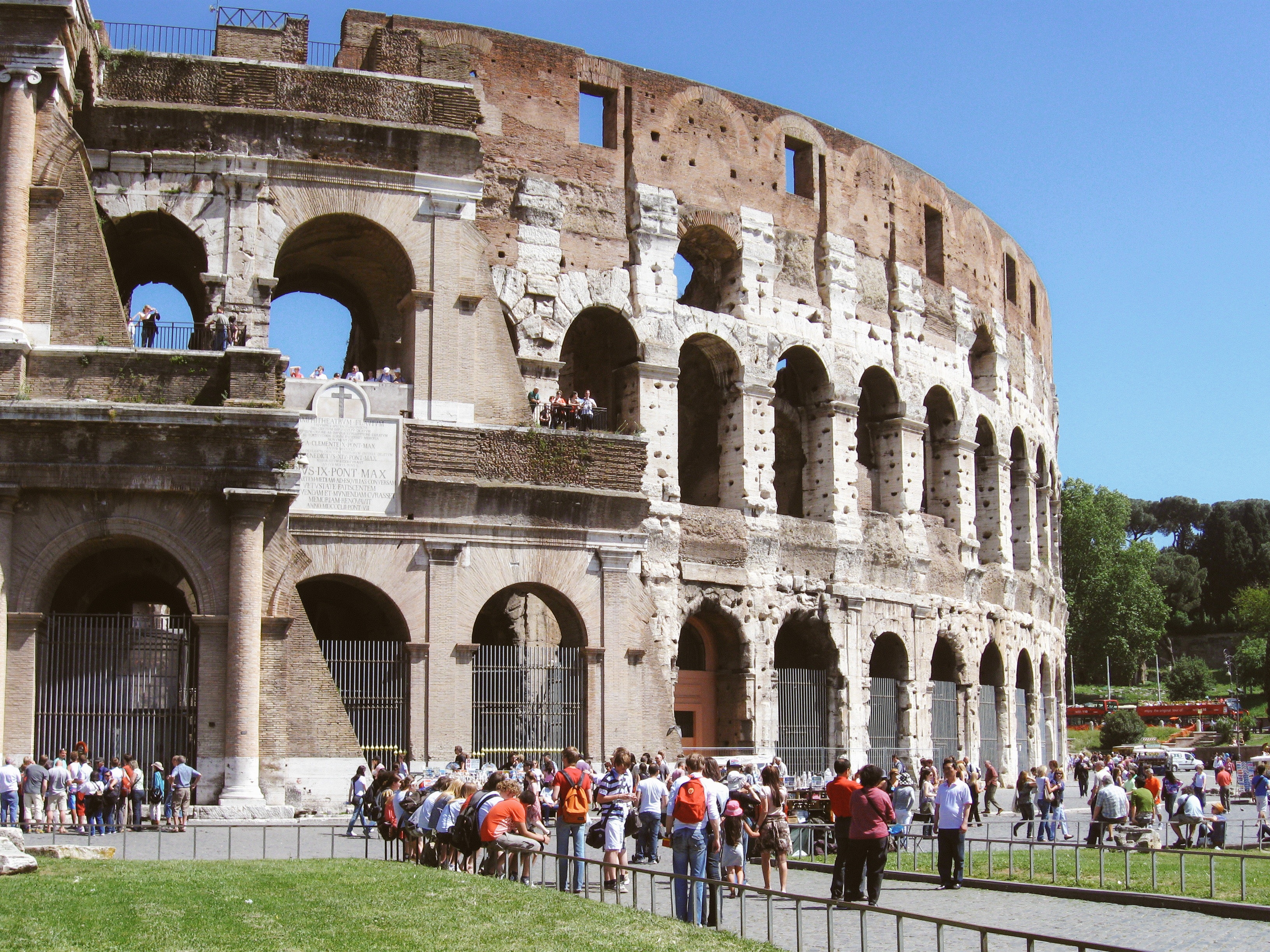 コロッセオに集う観光客 ローマ の写真素材 ぱくたそ