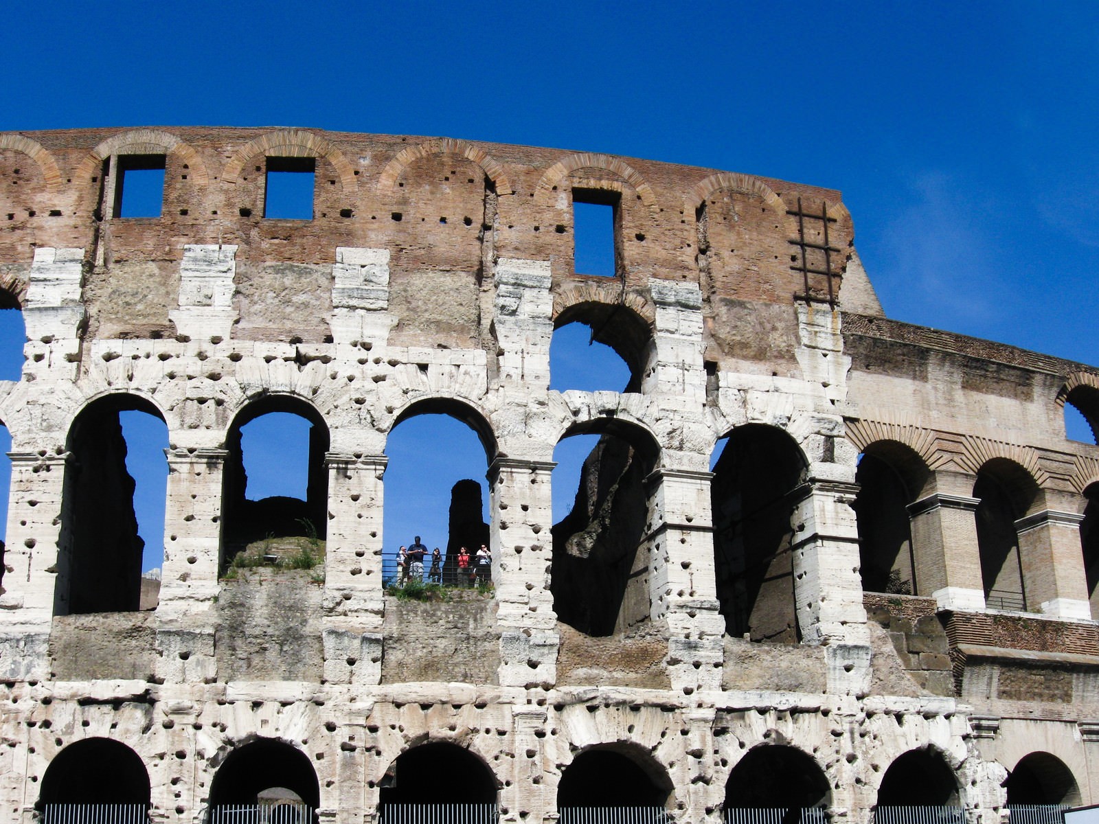「コロッセオ（闘技場）と観光客 | 写真の無料素材・フリー素材 - ぱくたそ」の写真