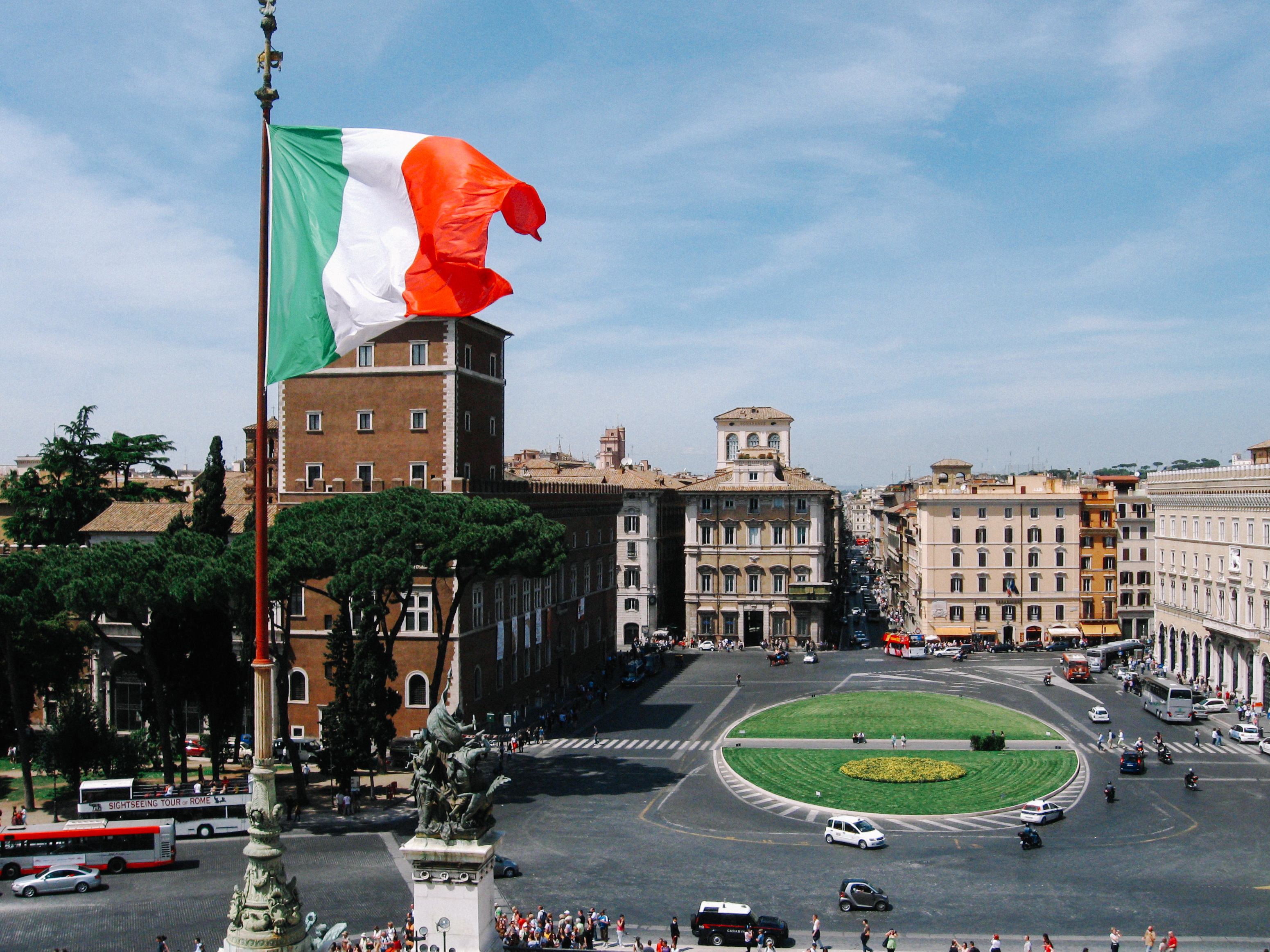 ローマの街並みと国旗 イタリア の写真素材 ぱくたそ