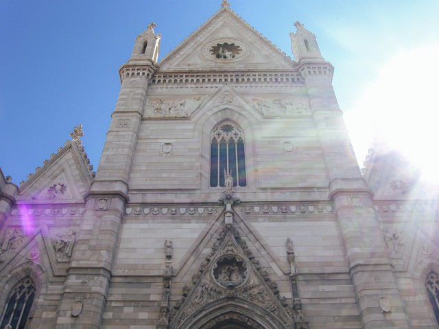 「歴史ある彫刻された大聖堂の外壁(イタリア)」のフリー写真素材