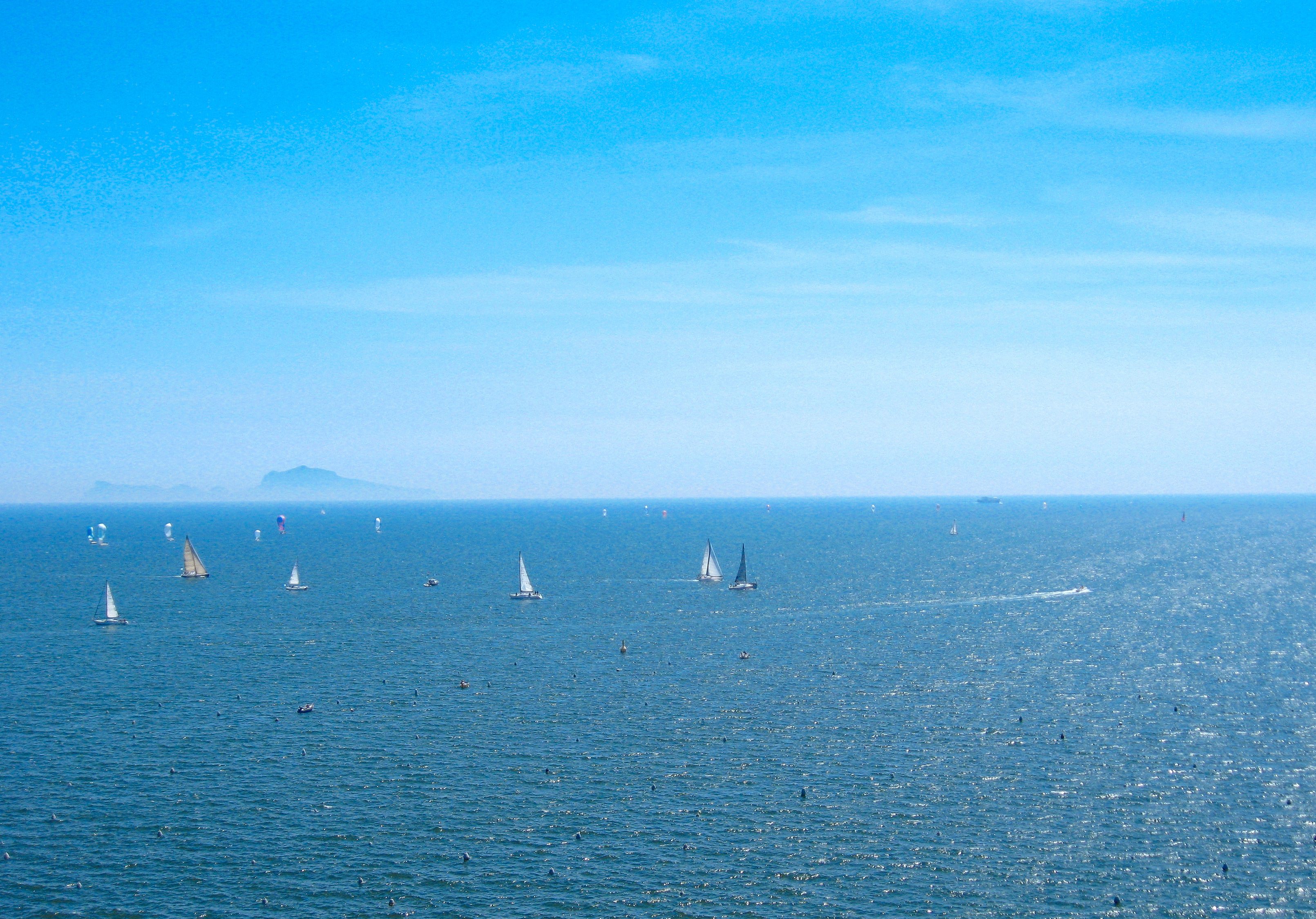 ナポリの青い海と空 イタリア の写真素材 ぱくたそ