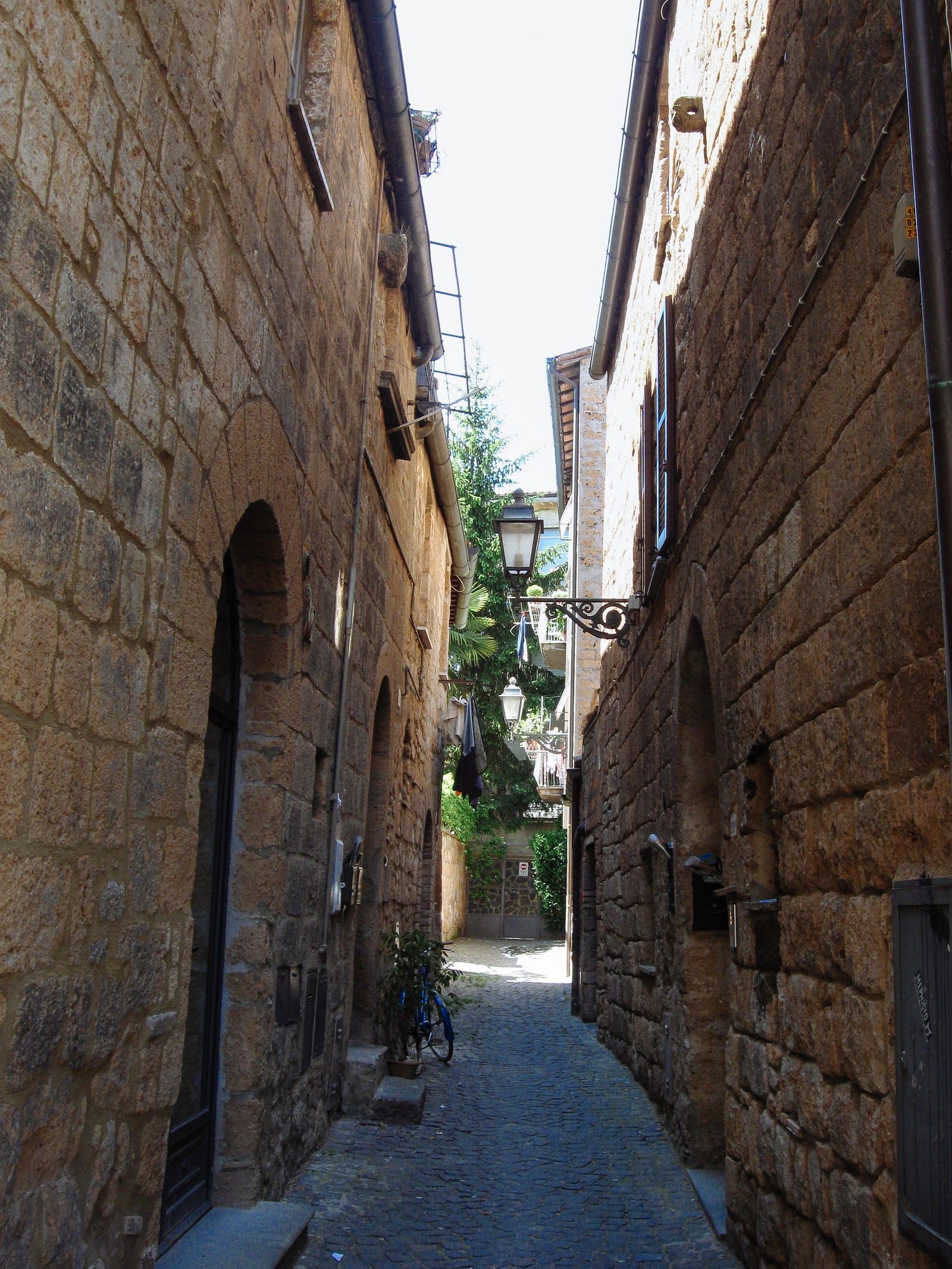 オルヴィエートの路地裏と自転車 イタリア の写真素材 ぱくたそ