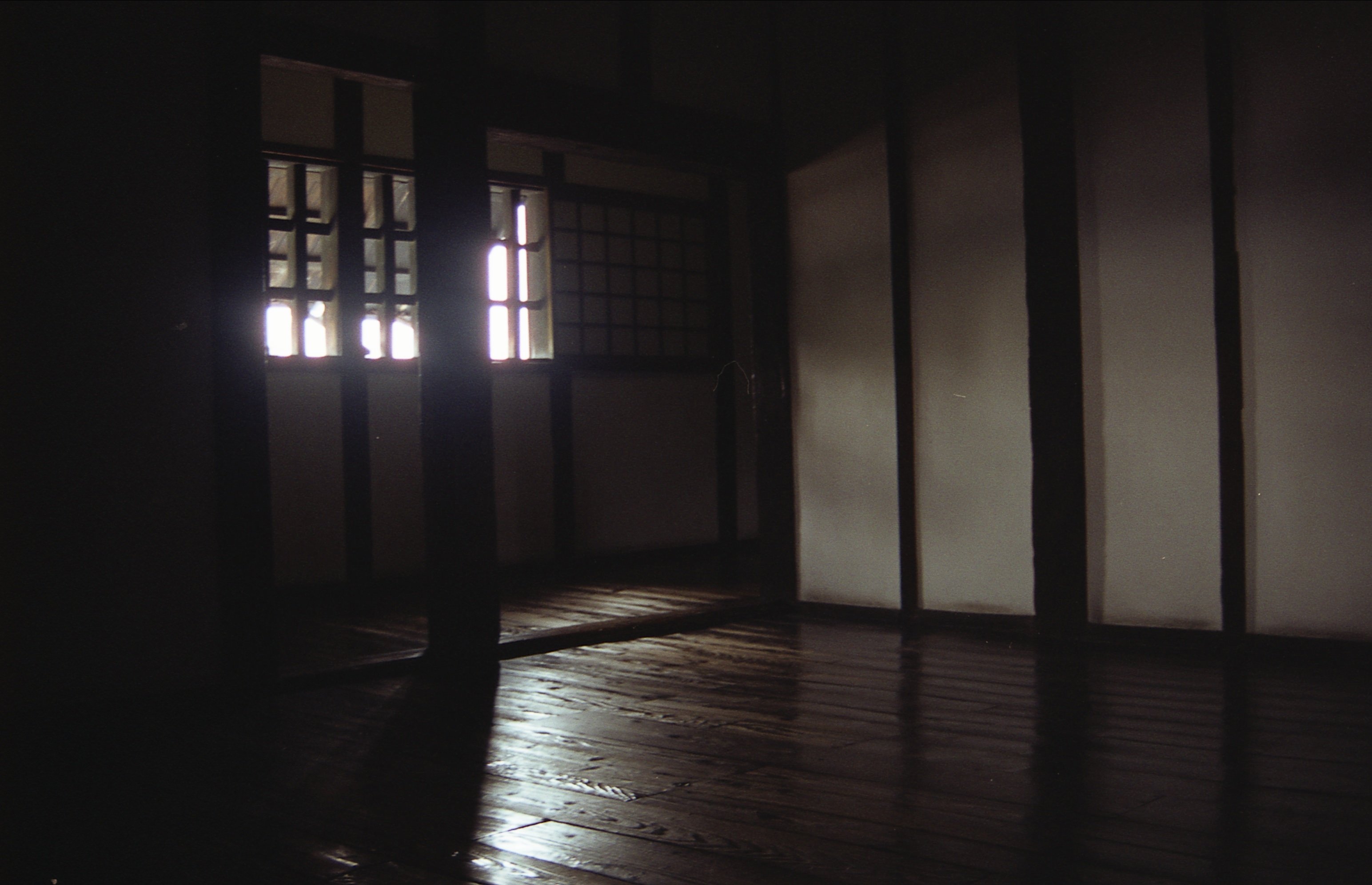 城内の板間に射し込む光の写真を無料ダウンロード フリー素材 ぱくたそ