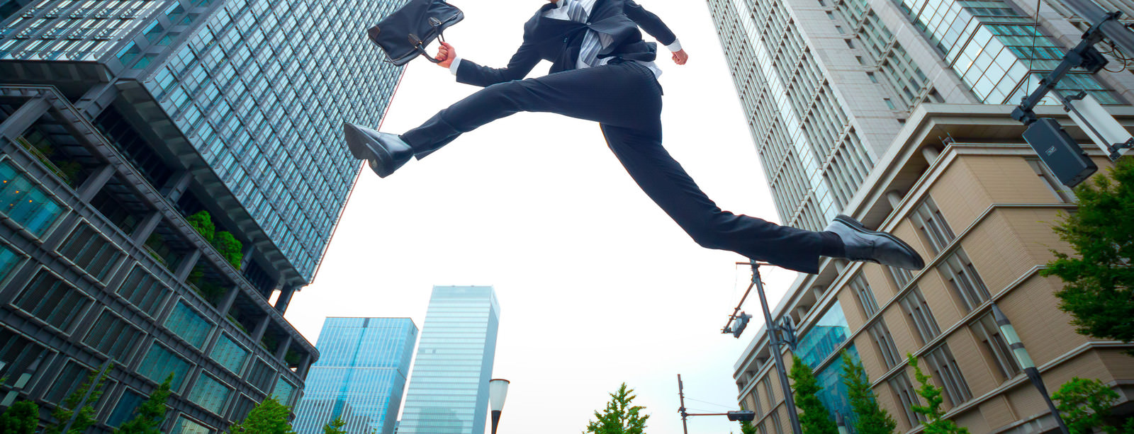 「ジャンプするビジネスマンジャンプするビジネスマン」［モデル：川崎大洋］のフリー写真素材を拡大