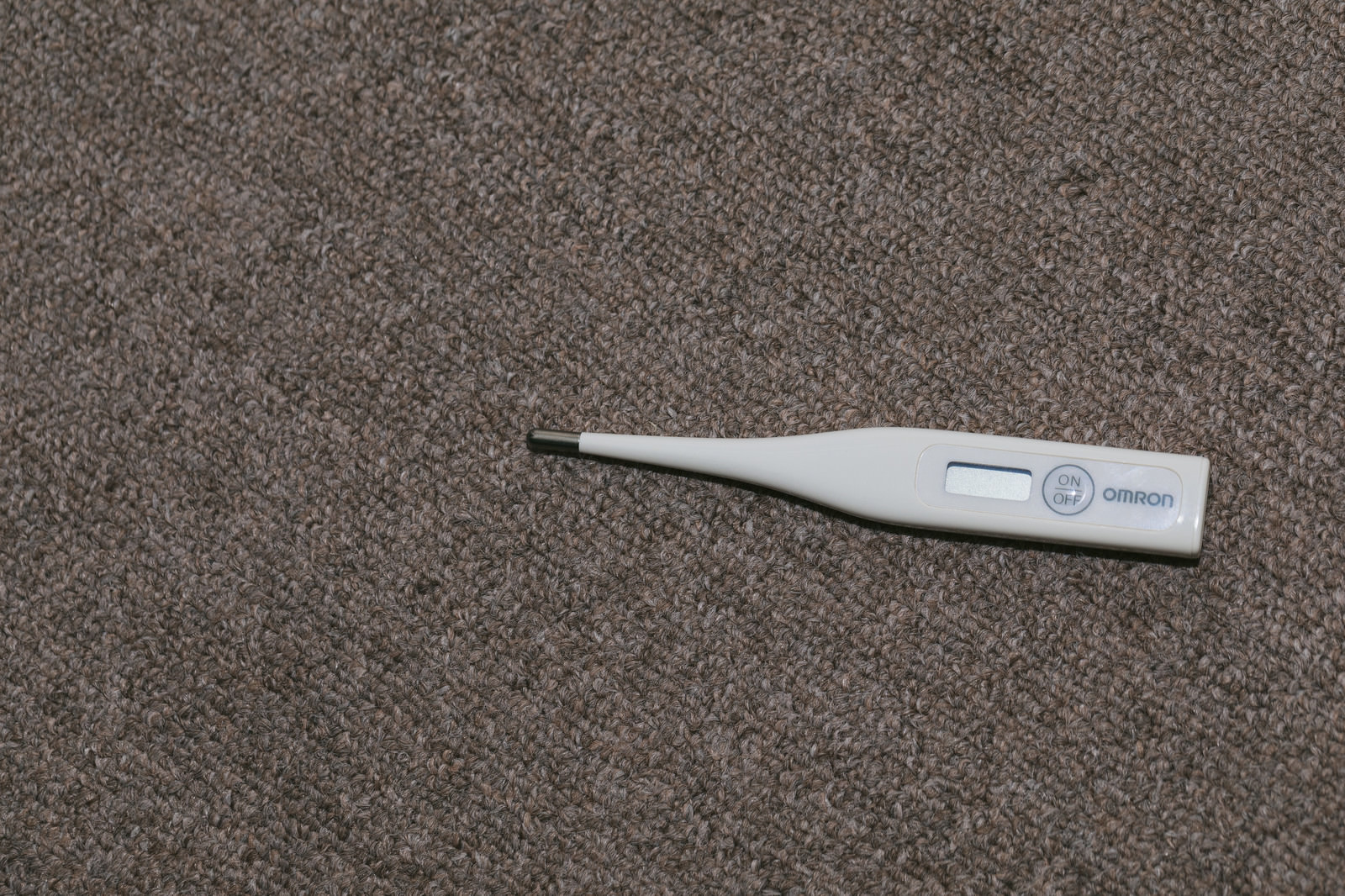 床に落ちた体温計の写真（画像）を無料ダウンロード フリー素材のぱくたそ