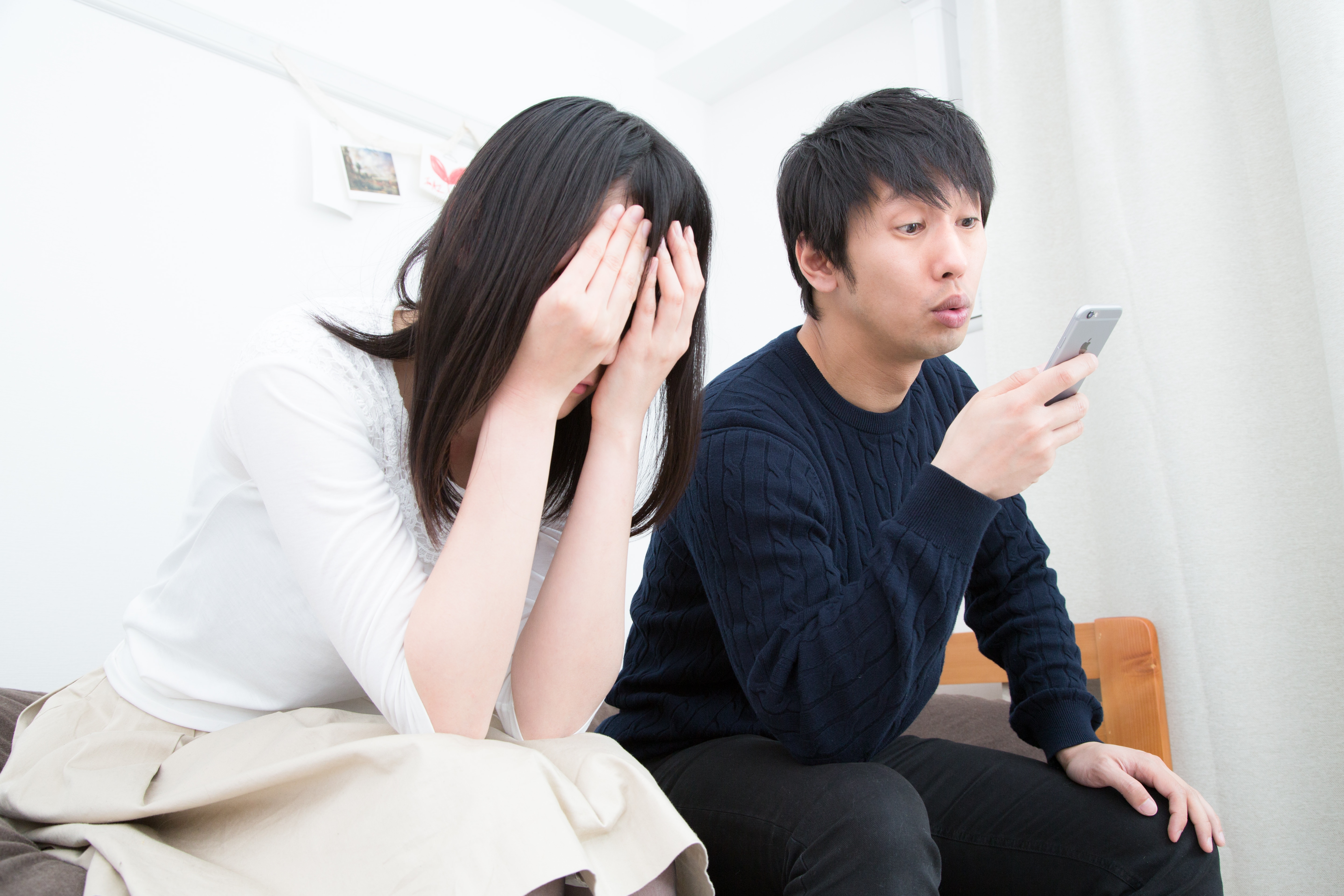 彼女が泣いているのにスマホをいじるクソ男の写真素材 ぱくたそ