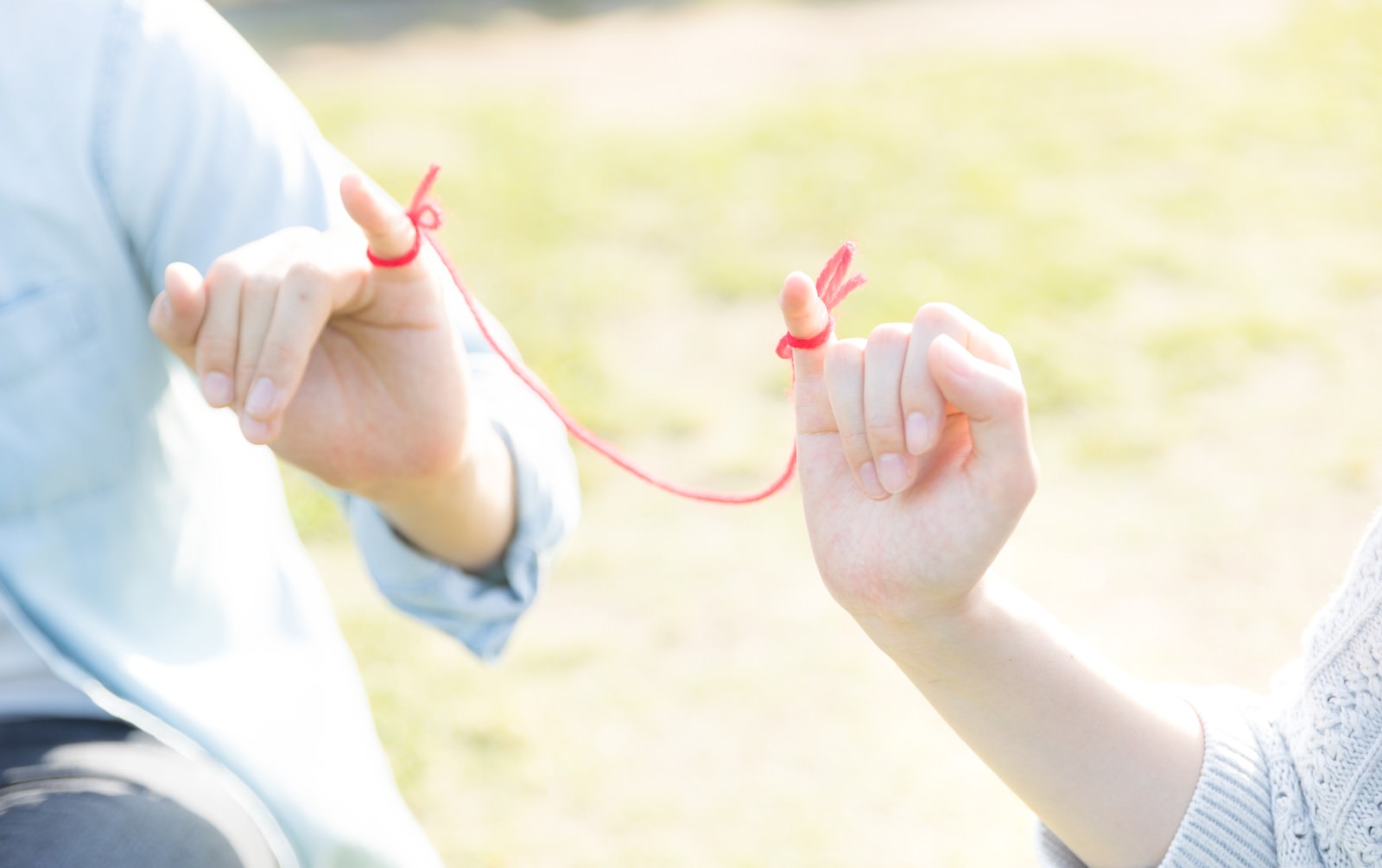 赤い糸で結ばれた恋人のフリー素材 ぱくたそ