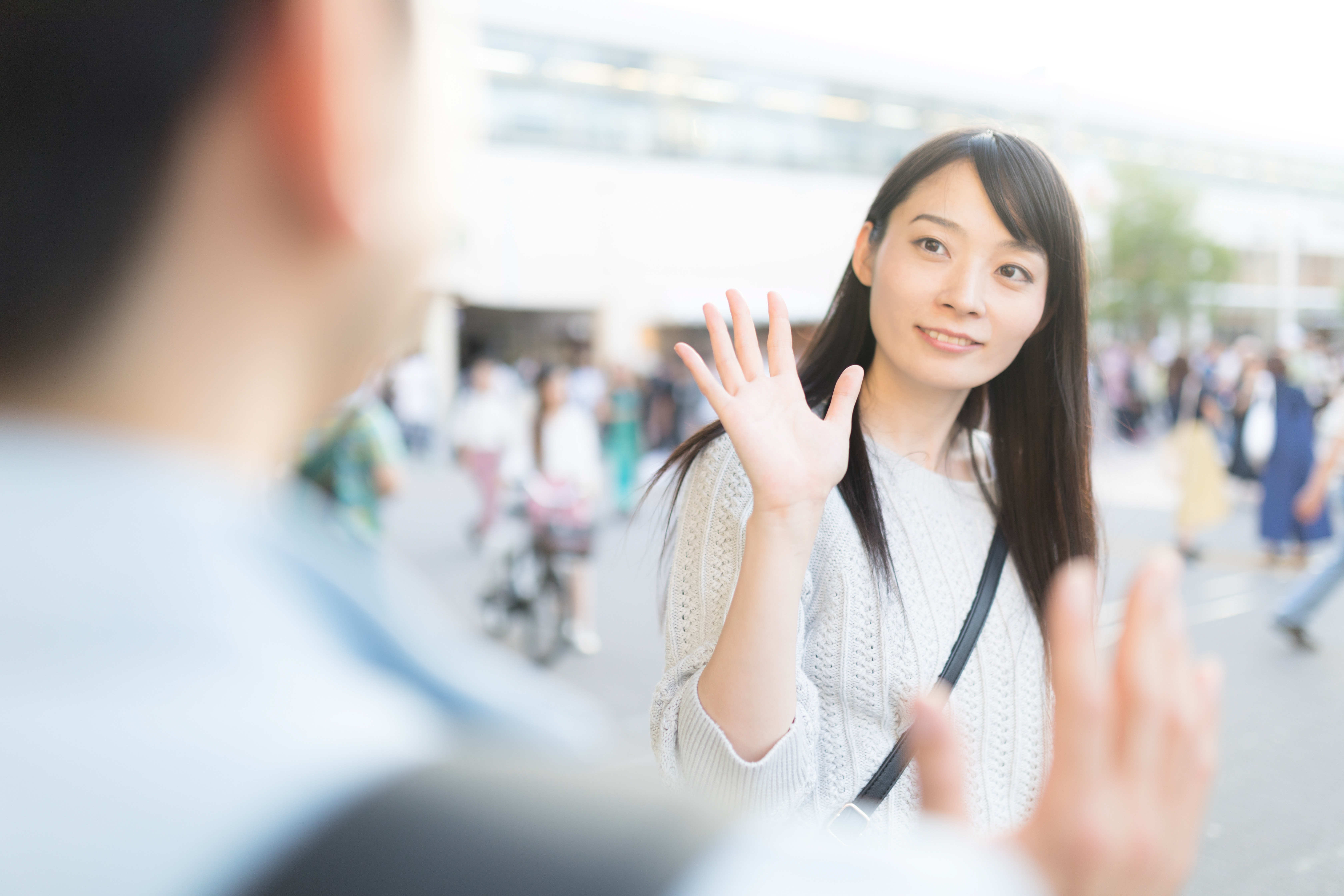 彼女と駅前で待ち合わせの写真 画像 を無料ダウンロード フリー素材のぱくたそ