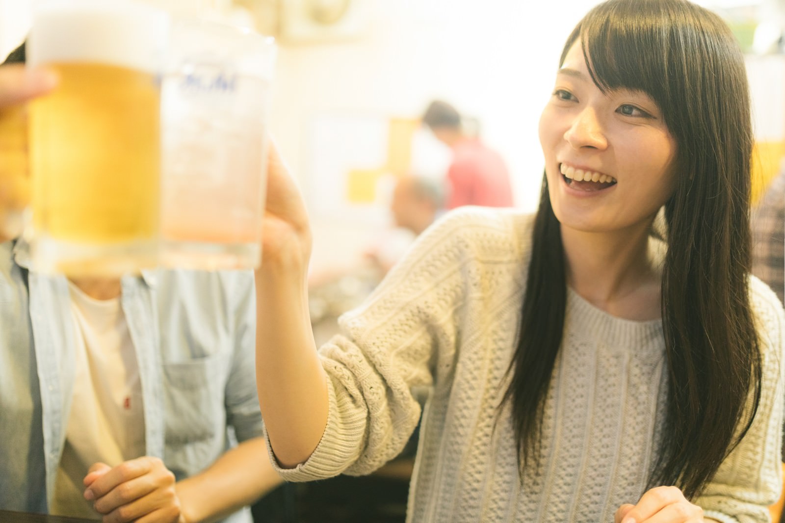 飲み会で乾杯！の写真を無料ダウンロード（フリー素材） - ぱくたそ