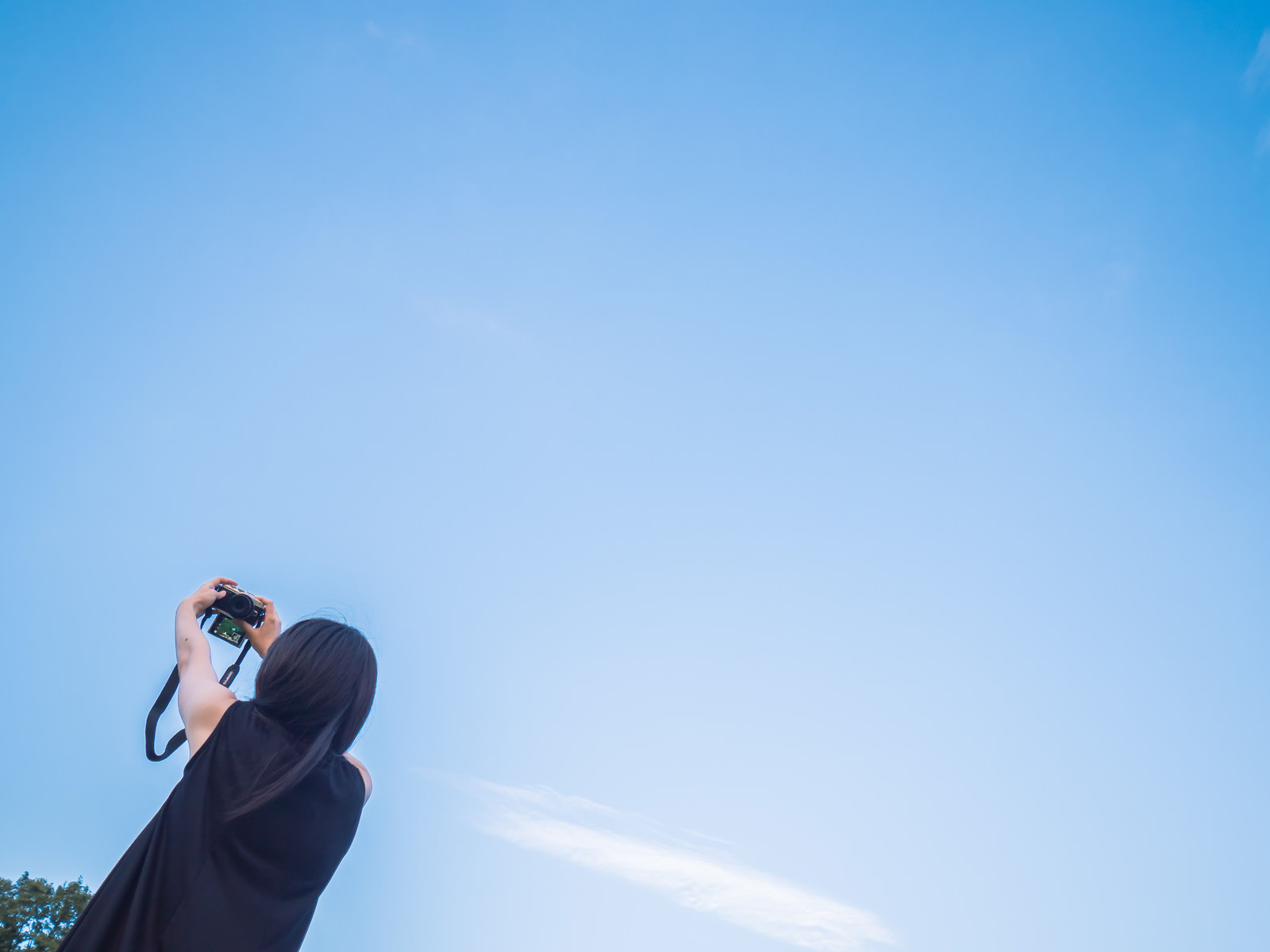 青空の下でセルフィーの写真素材 ぱくたそ