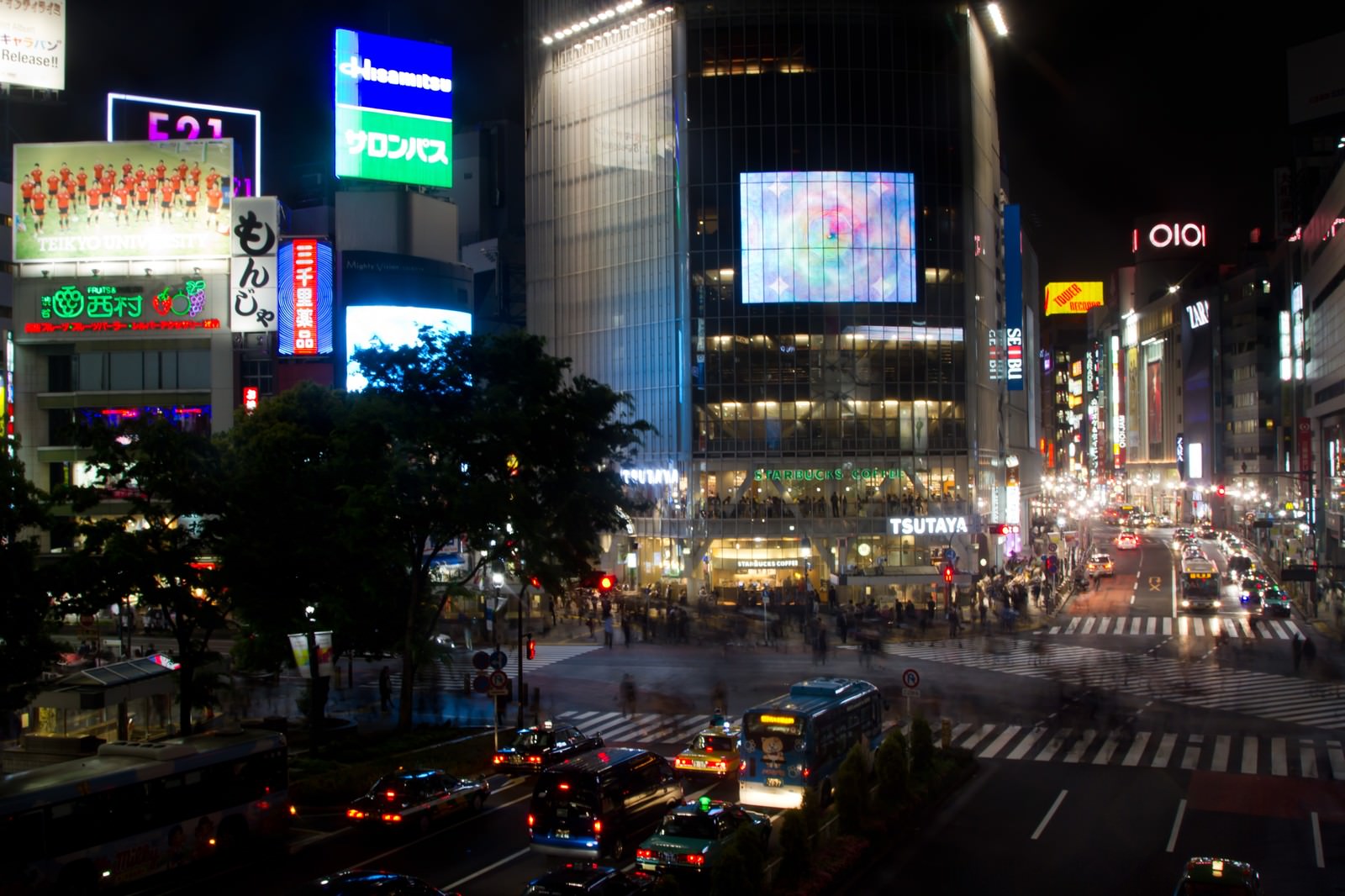 夜の渋谷交差点の写真素材 ぱくたそ