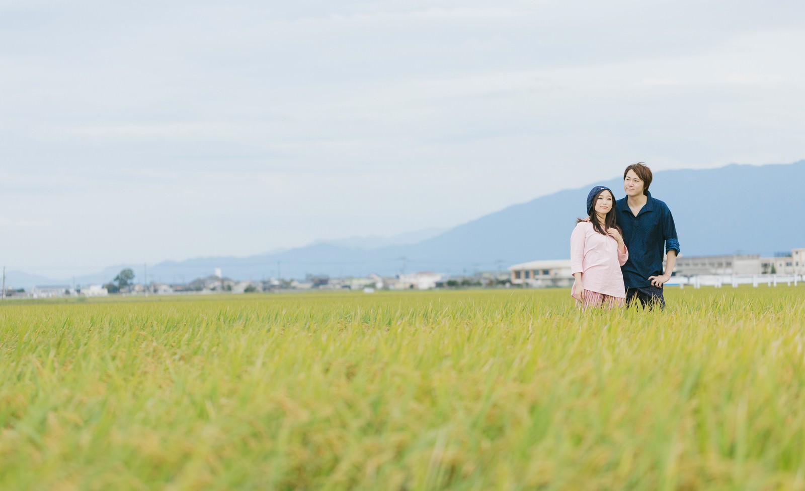 「夫婦二人三脚で育てた稲 | フリー素材のぱくたそ」の写真［モデル：五十嵐夫妻］