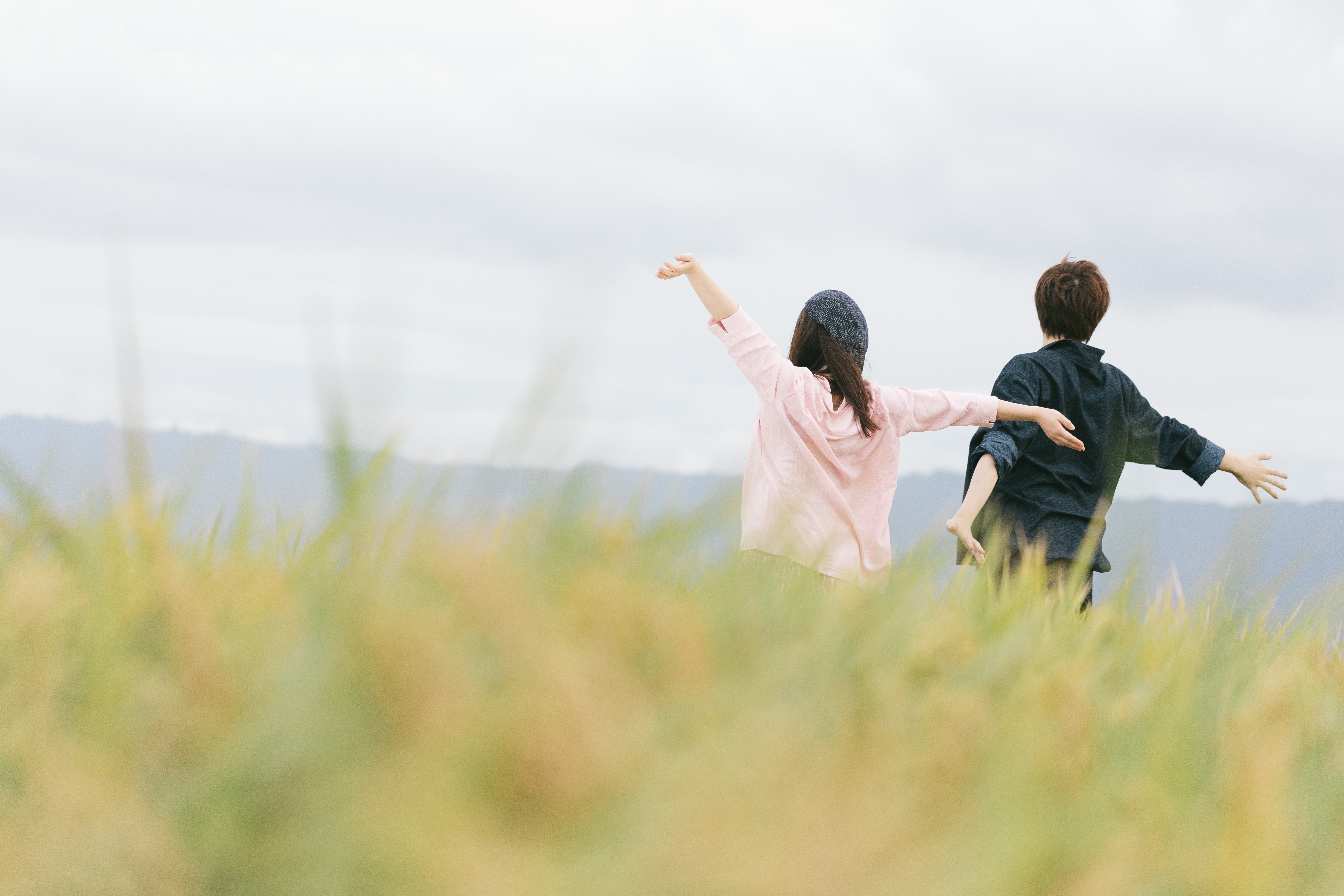 田舎に移住する夫婦ってだいたい夫が丸い眼鏡かけてて妻が変な布を頭に巻いてて車はワーゲンバスか日産ラシーンあたりだよな？