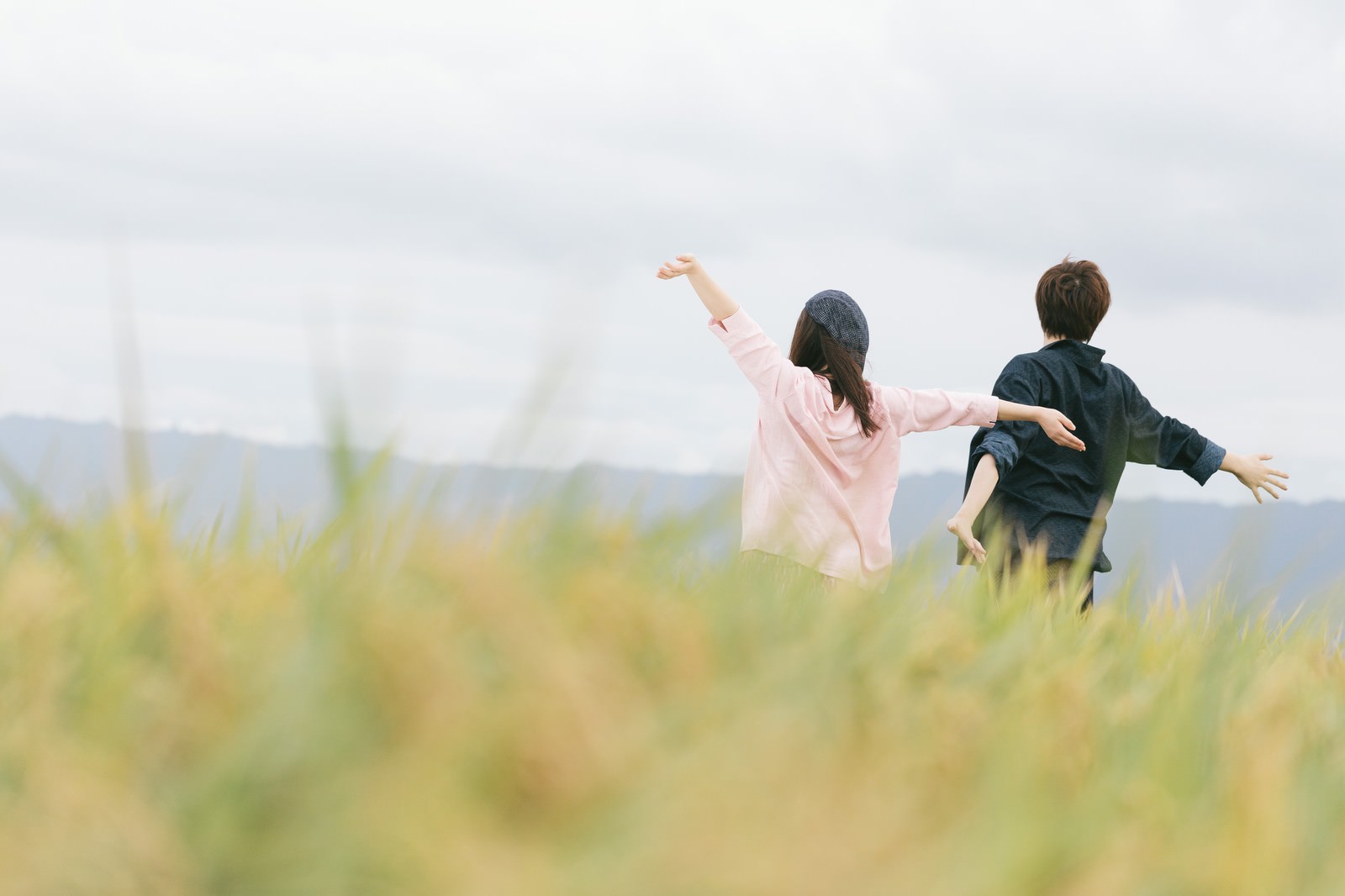 自然を満喫するもんぺ姿の夫婦の写真（画像）を無料ダウンロード - フリー素材のぱくたそ