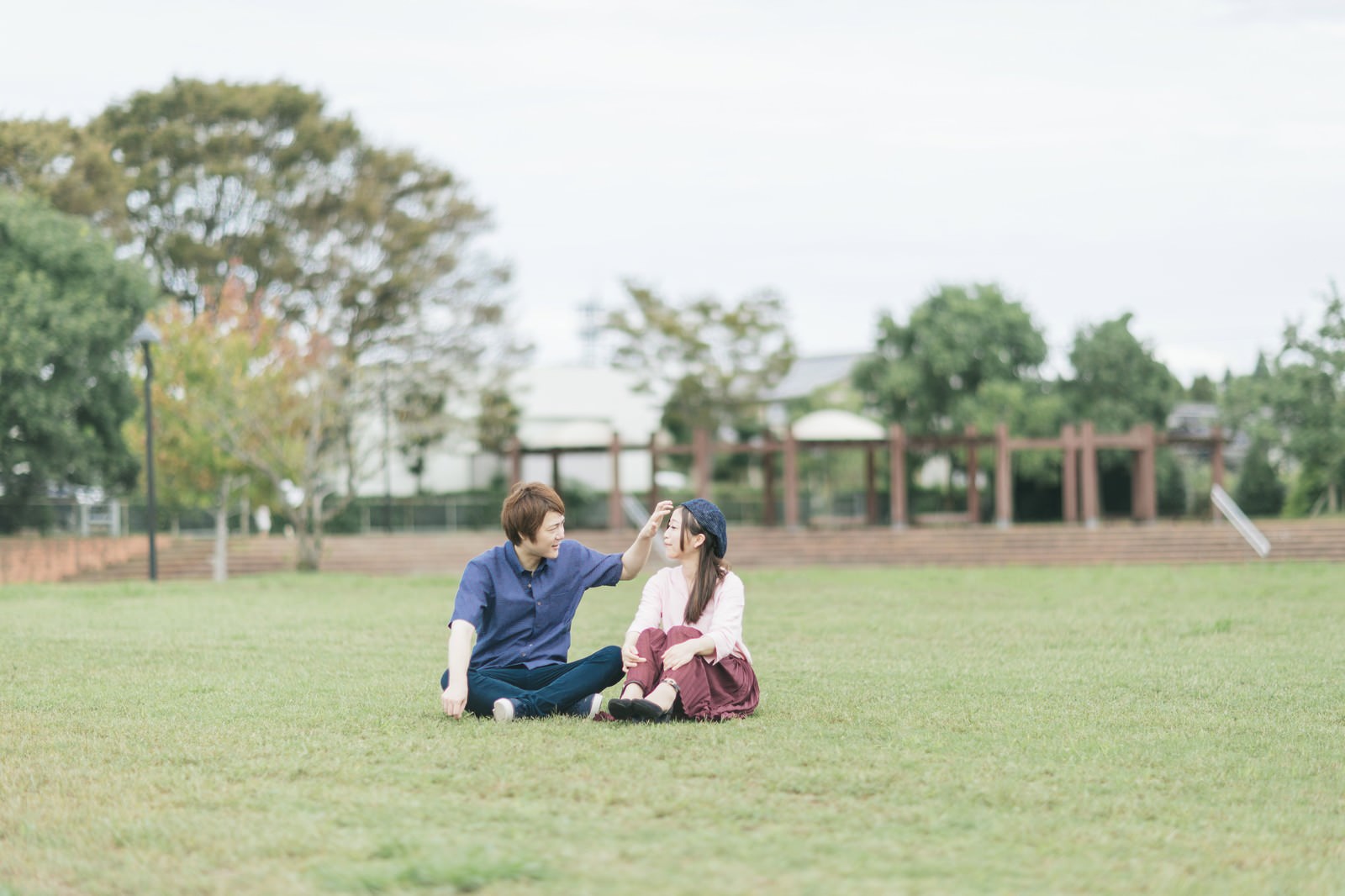 大刀洗公園の芝の上で休日デートする夫婦の写真を無料ダウンロード フリー素材 ぱくたそ