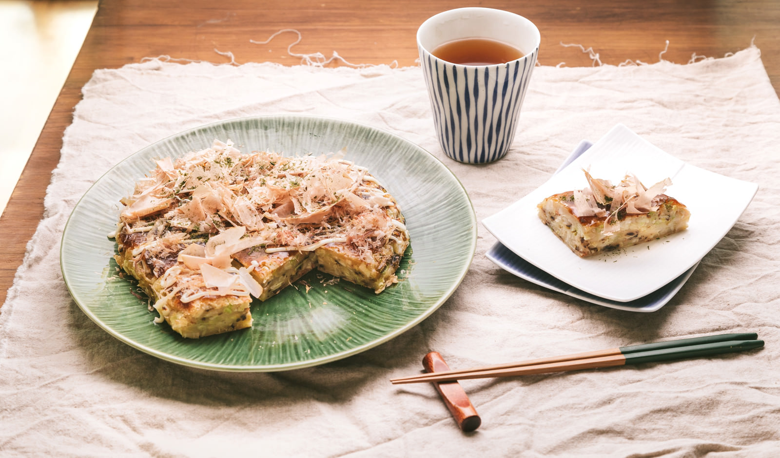 「キャベツたっぷりのヘルシーお好み焼きキャベツたっぷりのヘルシーお好み焼き」のフリー写真素材