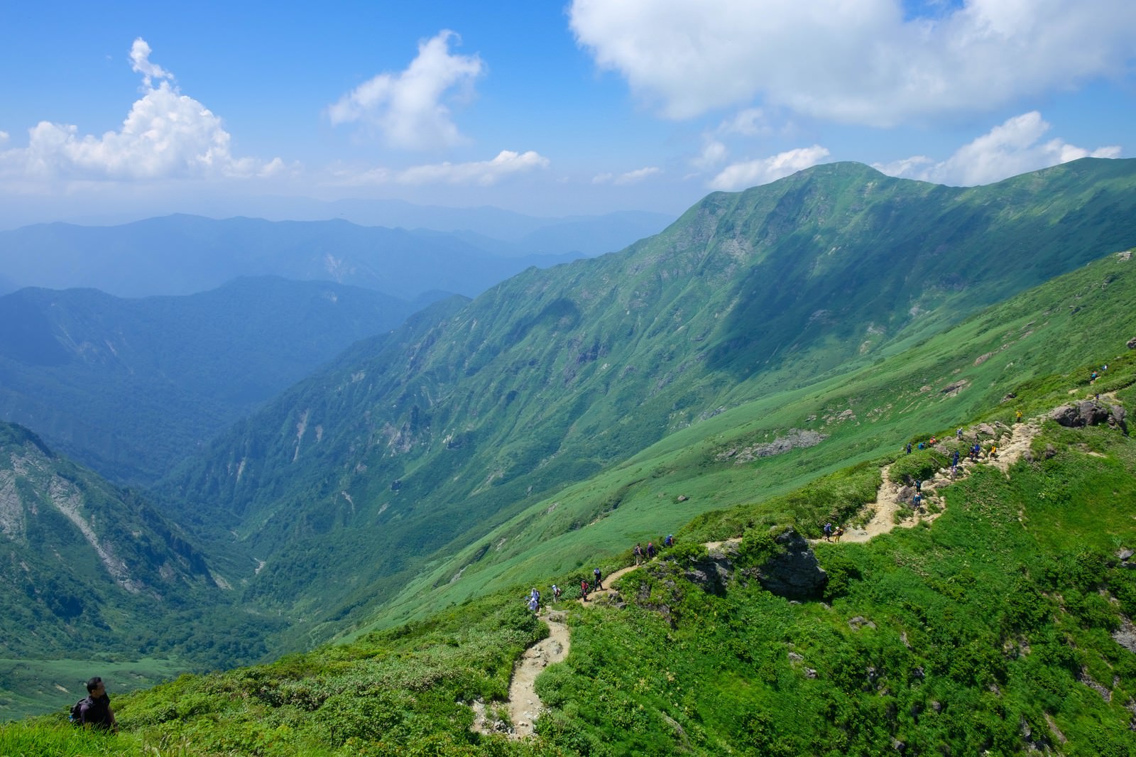 山登りを楽しむ登山者達の写真 画像 を無料ダウンロード フリー素材のぱくたそ