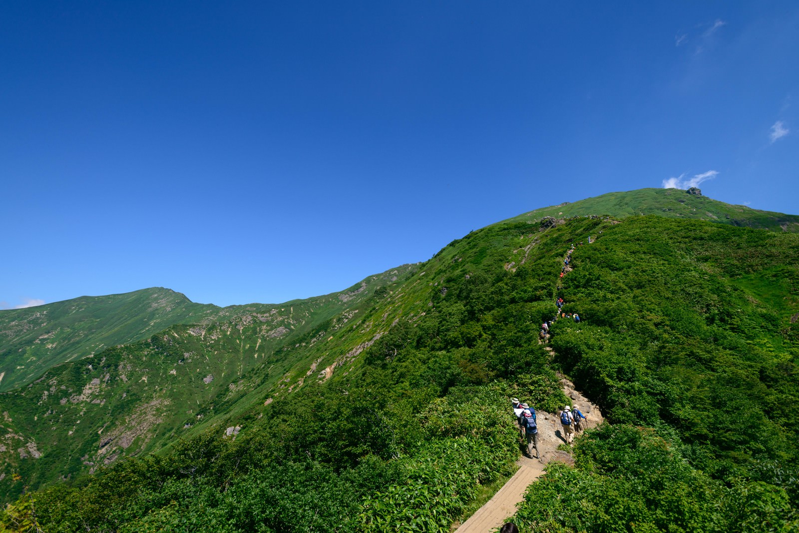 山頂へと続く登山道の写真 画像 を無料ダウンロード フリー素材のぱくたそ