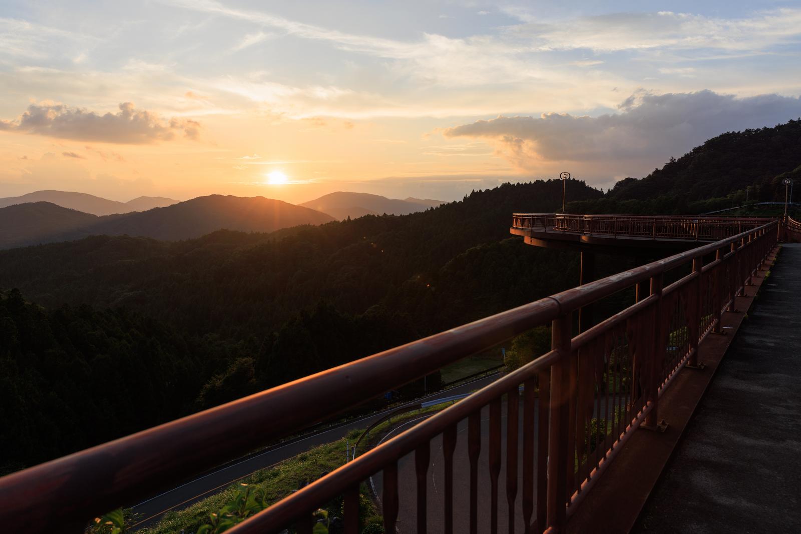 天地人橋で見る星の村の夕焼け、円形歩道橋からの美しい景色の無料の