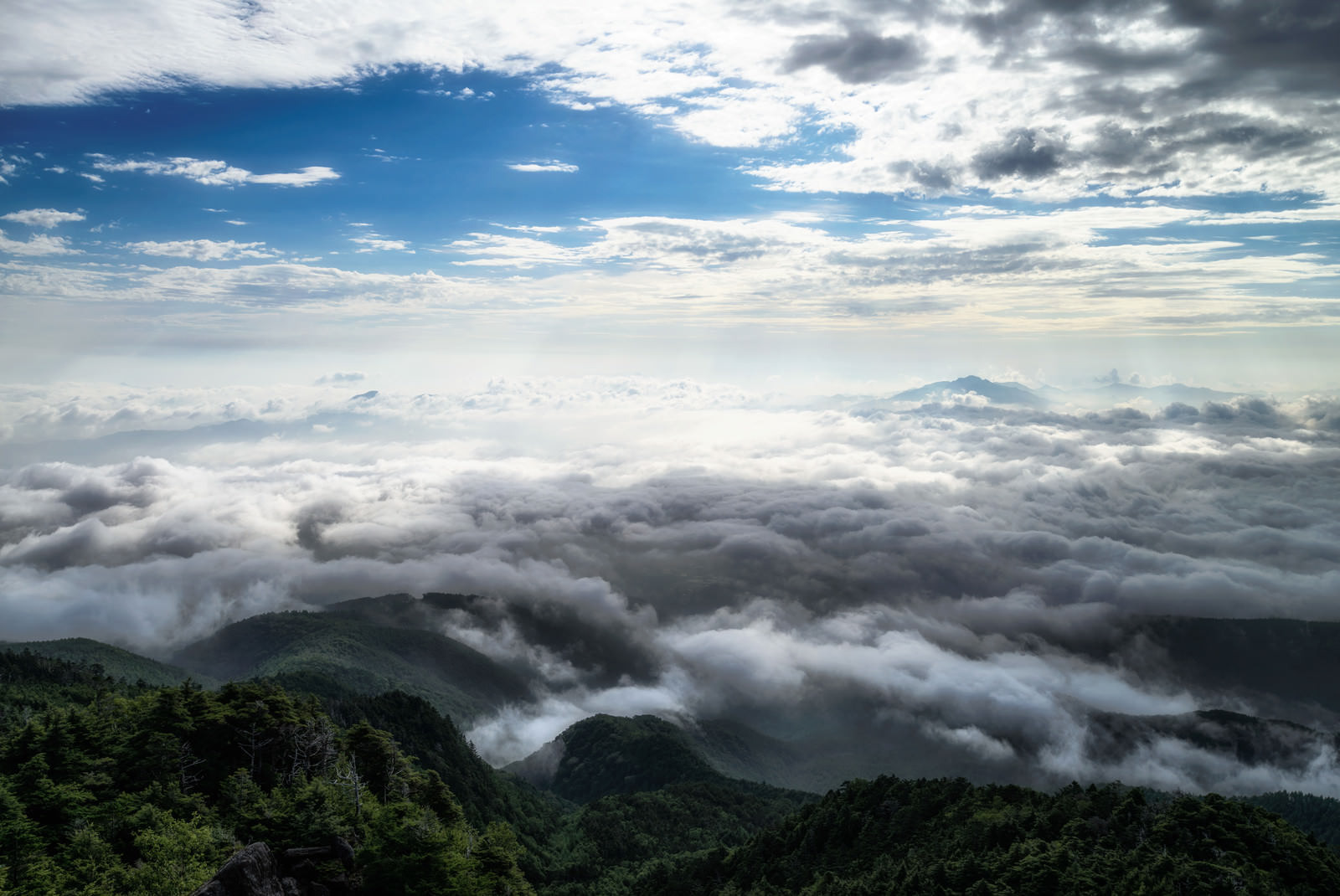 どこまでも続く雲海とにゅう 八ヶ岳連峰 の写真を無料ダウンロード フリー素材 ぱくたそ