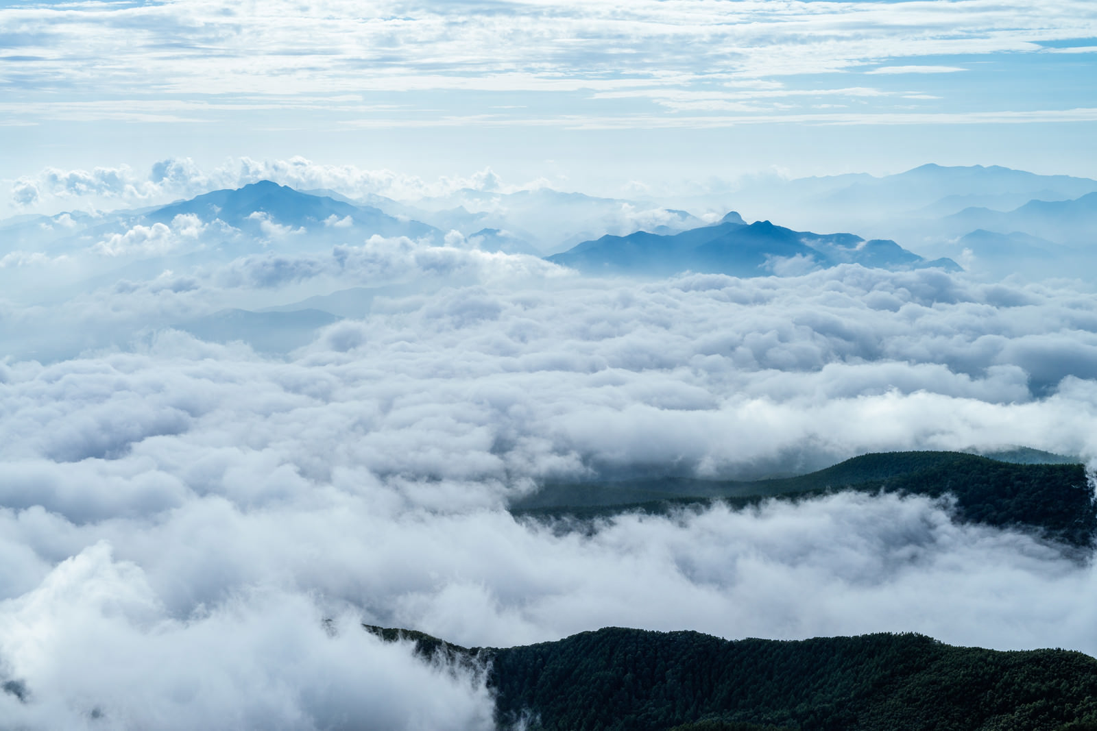 雲海の中に浮かぶ山々 にゅう の写真を無料ダウンロード フリー素材 ぱくたそ