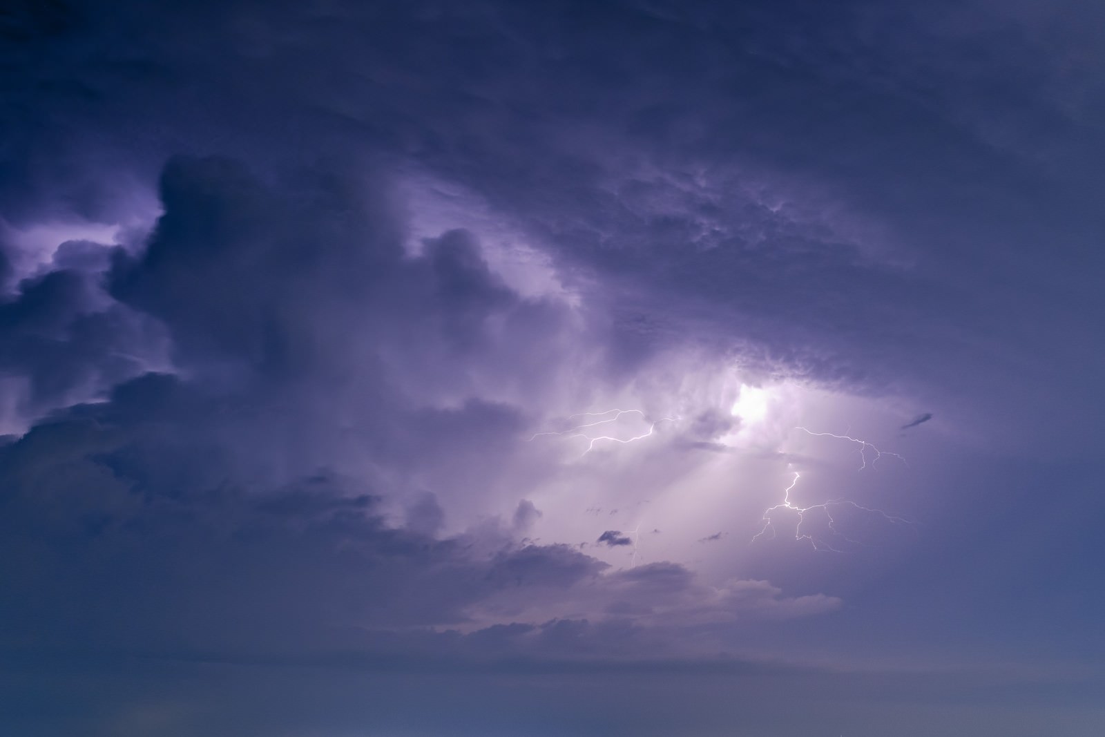 稲妻が走る雲の写真素材 ぱくたそ