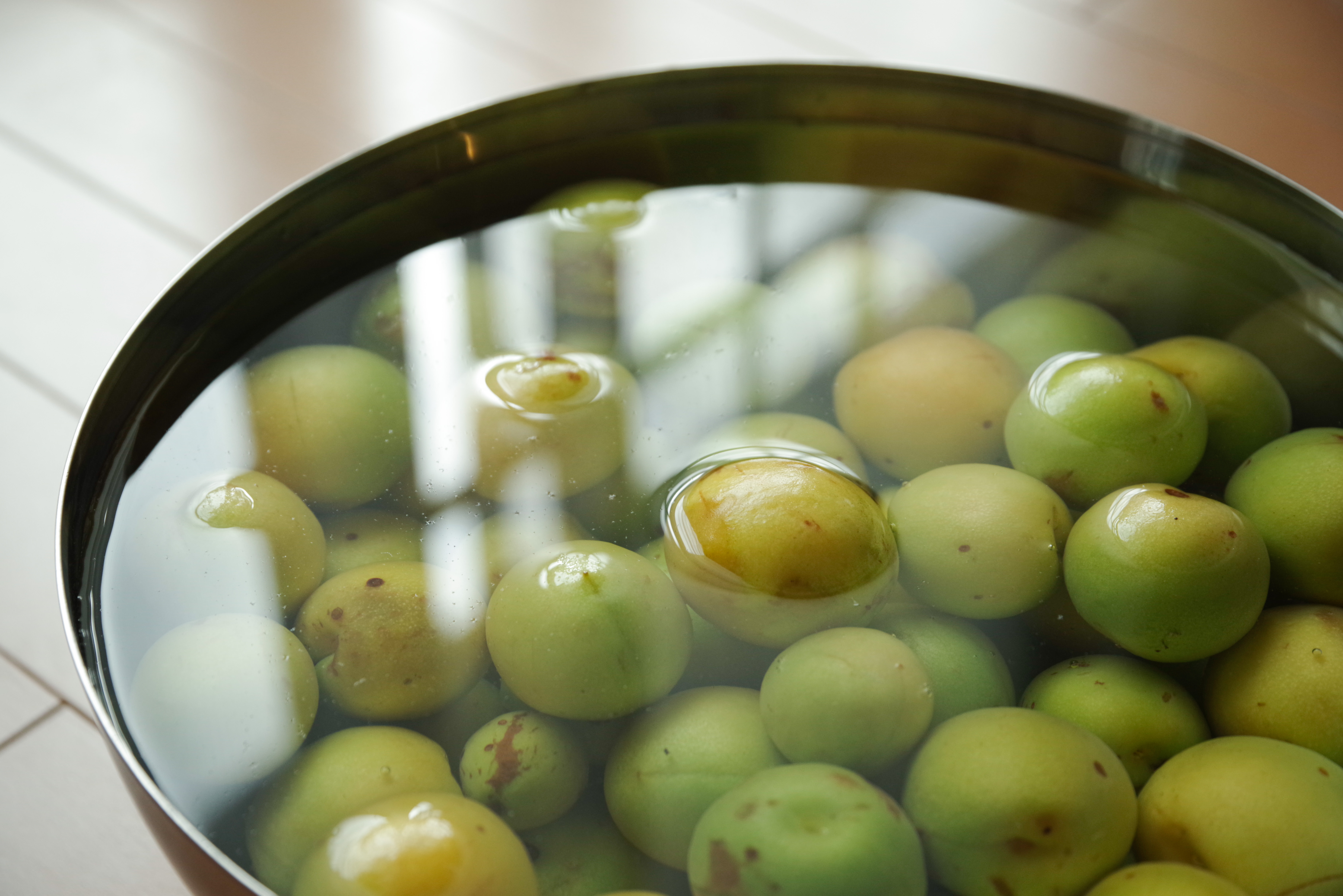 梅の下ごしらえ アク抜き の写真素材 ぱくたそ