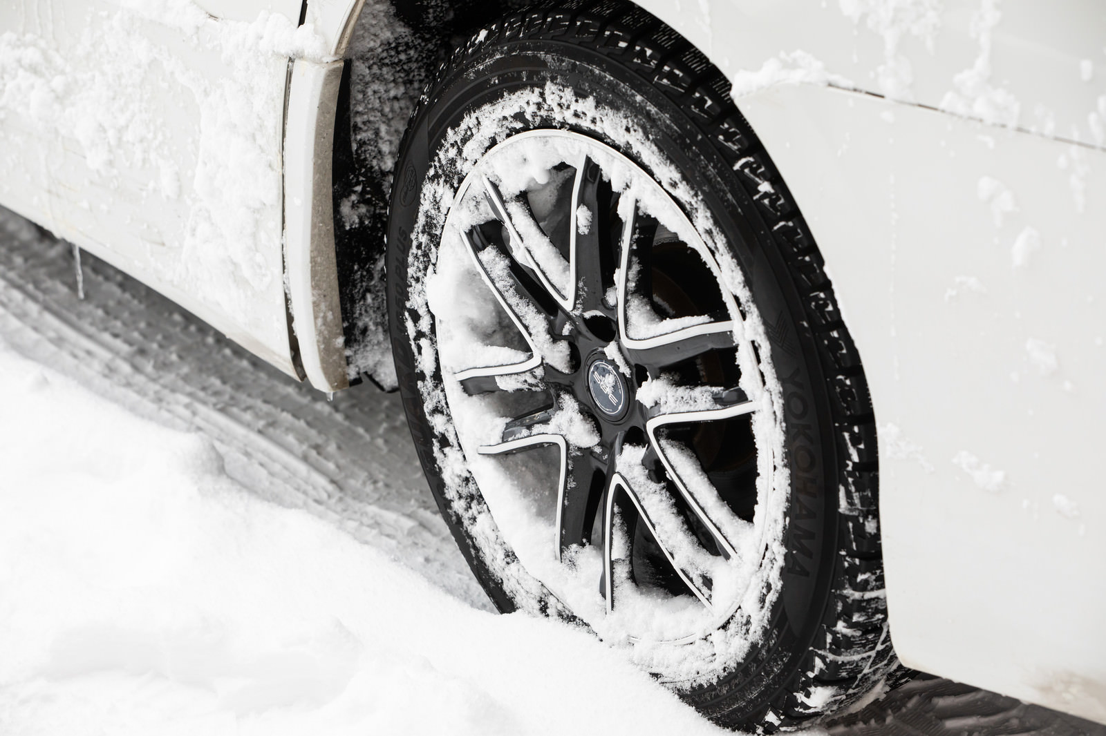 「雪上を走行するスタッドレスタイヤ」の写真