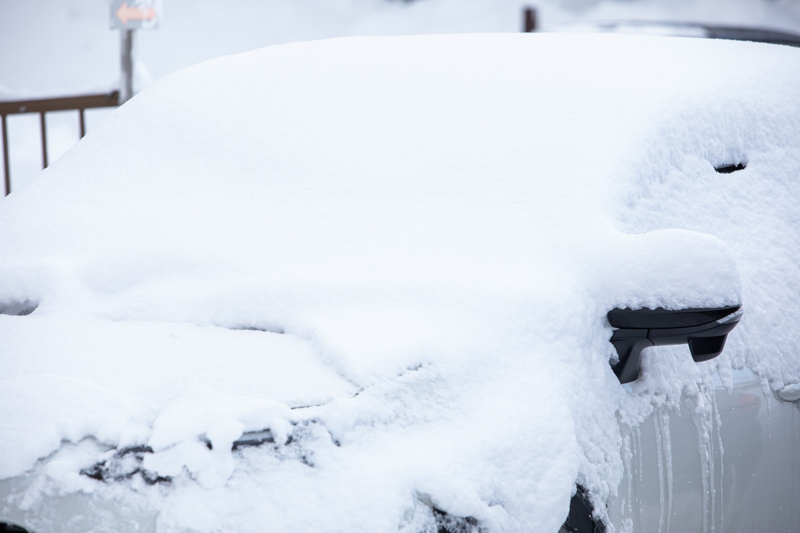 雪が積もった車の写真素材 ぱくたそ 雪が積もった車の写真素材 ぱくたそ