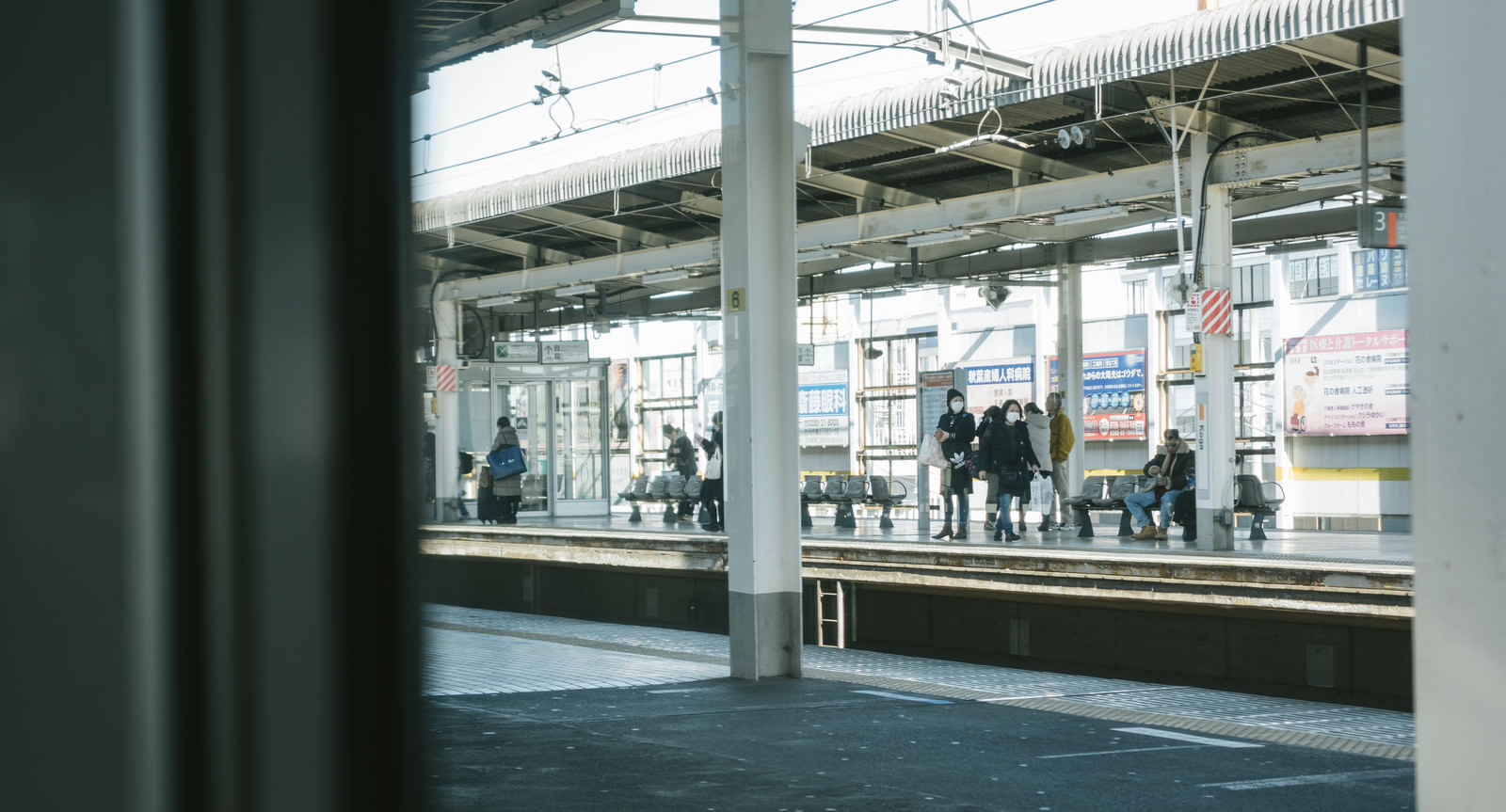 車窓から駅のホームの写真を無料ダウンロード フリー素材 ぱくたそ