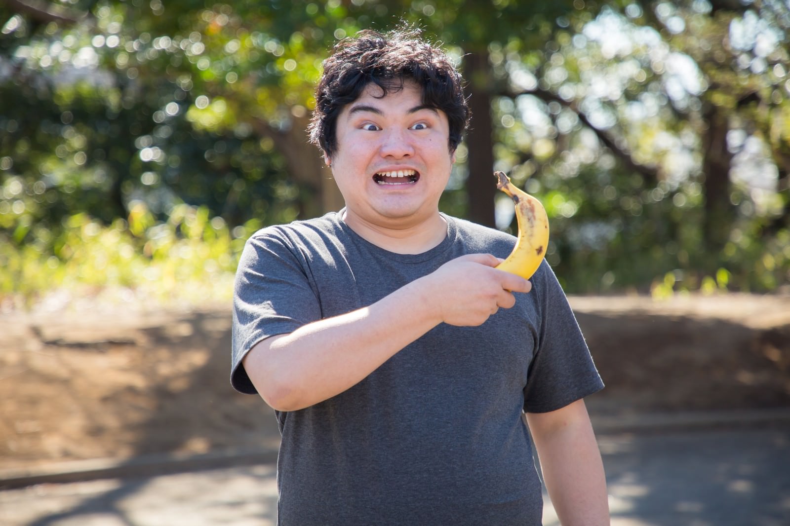 「バナナ持参マン」の写真［モデル：段田隼人］